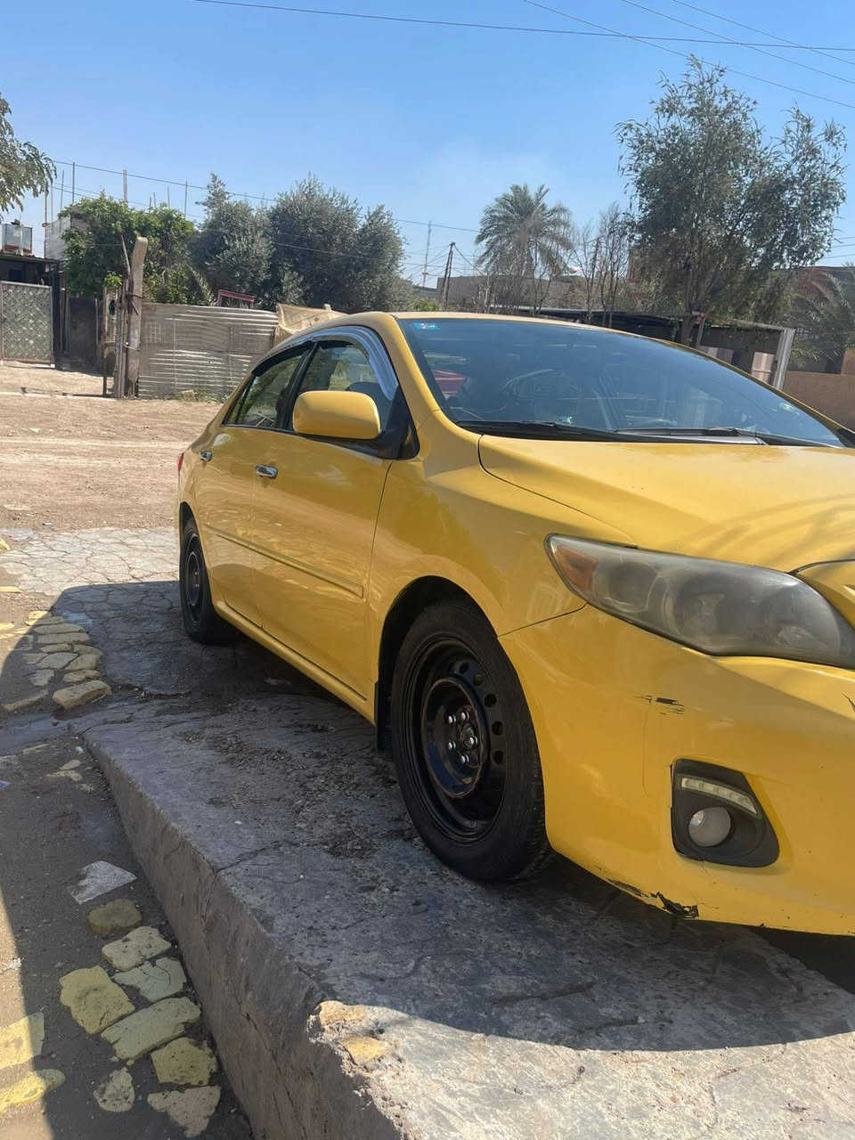 *للبيع: تويوتا كورولا 2011 تكسي فول مواصفات 🚕*

*المواصفات:*
- *الموديل*: 2011
- *الفئة*: تكسي فول مواصفات (فل أوبشن)
-  بنزين اقتصادي
- *اللون*: [اصفر ]
- *المسافة المقطوعة*: [اكتب الممشى]
- *المواصفات*:
    - مكيف
    - جنوط
    - زجاج كهرباء
    - قفل مركزي
    - رادار
    - كاميرا خلفية
    - شاشة
    - تحكم بالستيرن
    - فرش جلد
    - فتحات تهوية خلفية

*الحالة*: بحالة ممتازة،
 
*المكان*: بغداد - [ابو غريب]

*للتواصل*: [***********]
السعر 105وبيها مجال
