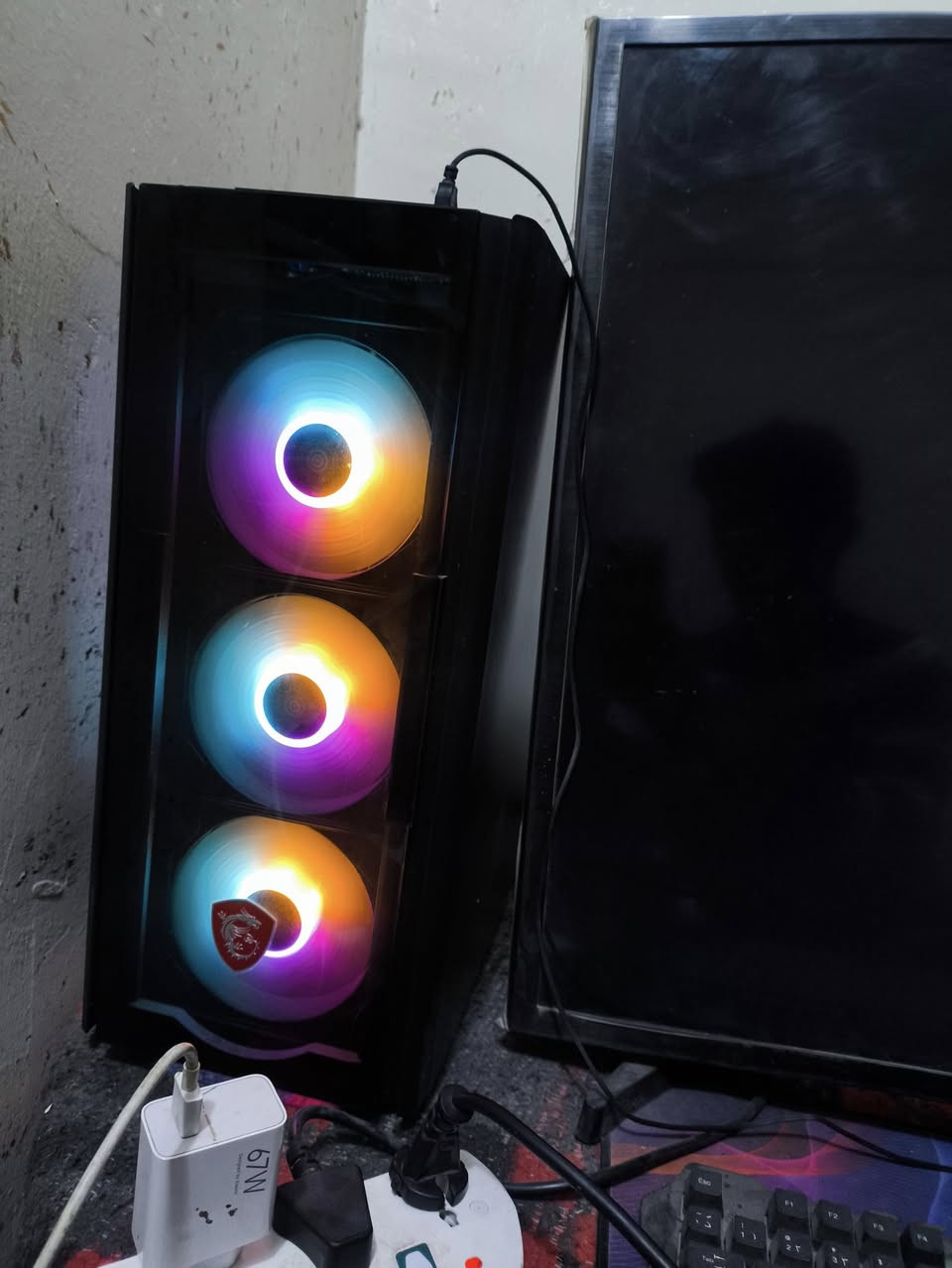 السلام عليكم
pc للبيع
R5 2600x
Gtx 1660s جديد
Ram 8*2 (16) 3200
hdd 500GB
ssd 128GB
M.B واضح بلصورة 
كيس msi نضيف
مع ماوس و كيبورد 
يشغل جميع الالعاب باداء جيد 
رقمي ***********
سعر 530 الف دينار عراقي
