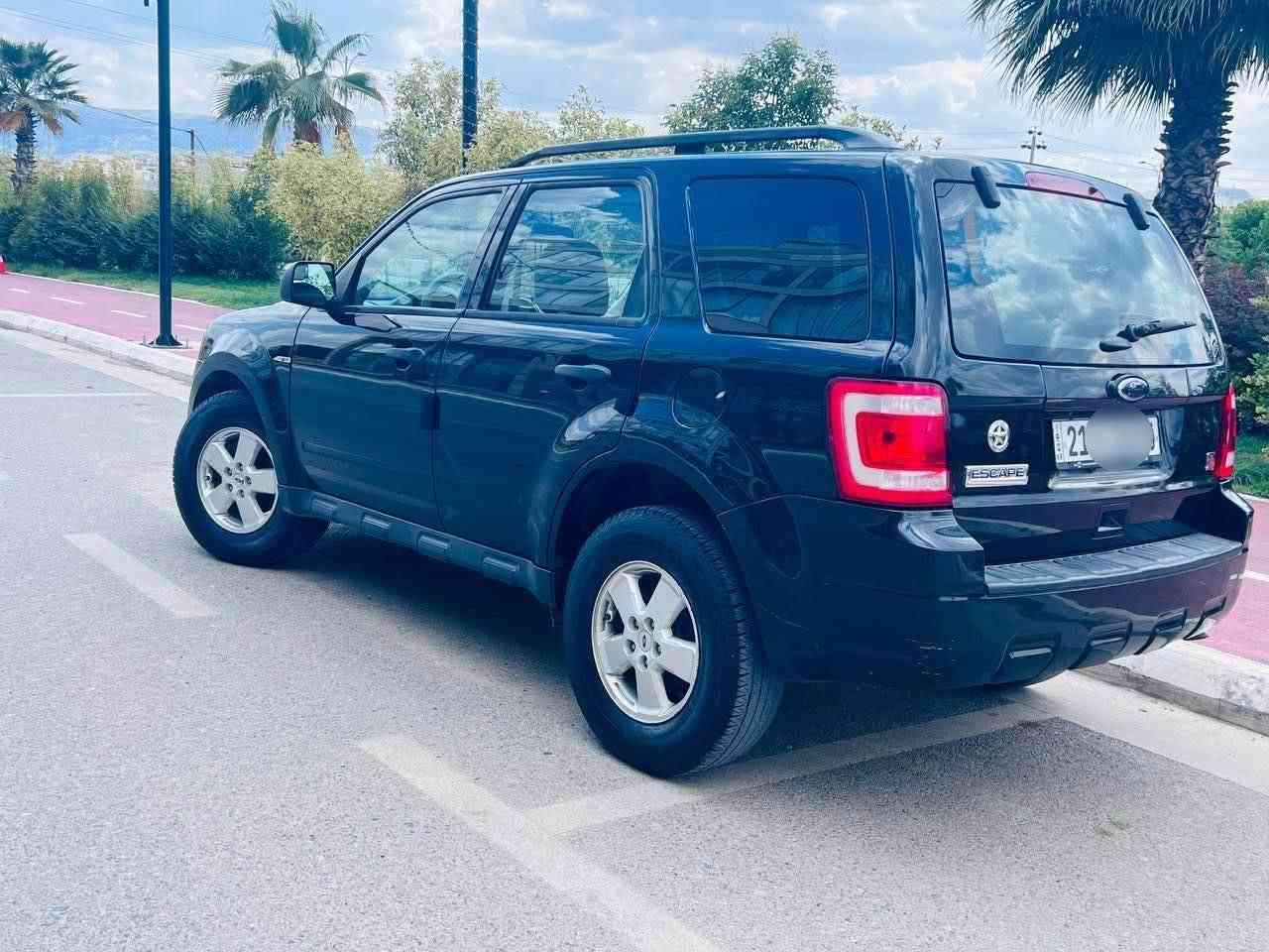 Ford Escape 2011
رەنگی ڕەش
کلین تایتڵ 
رەقەمی سلێمانی سەنەوی نوێیە
تایەی نوێیە
کوشنی نوێی تێگیراوە و شاشەی نوێی تیادا بەستراوە.
تایەی نوێیە.
بەشەرتی گێڕو مەکینە نەبوخار دەکا و نە دەنگی تیایە.
هیچ دەعمێکی نییە کەمیك لێخشان و قەڵەم کاری هەیە.
هەیکەلی سەیارە بە جوانی ماوەتەوە هیچ عەزێت نەدراوە.
تەبریدی سارد و گەرم بێ کێشەیە.
مەصرەفێکی باشی تیاکراوە و زۆربەی شتەکانی لۆکە و هیچ مەصرەفێکی تیادا نییە.
سەیارەکە هی دەستی خۆمە و سەیارەی مەعرەز نییە.
بۆ زانینی نرخ پەیوەندی بکەن بەم ژمارەوە مۆبایلەوە.
*********** السليمانية, العراق
