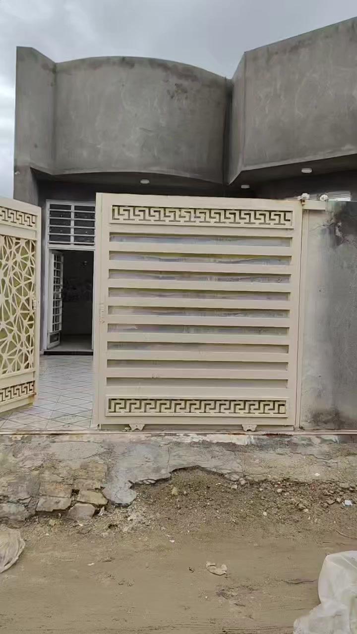 السلام عليكم حبايب 
دار للبيع..... المساحه 200 م
يتكون غرف عدد 2 + صاله + مطبخ+ استقبال+ مجمع صحي داخلي وخارجي 
الموقع...... شارع علي قماره قرب سيد عباس ثالث بيت عن التبليط الرئسي
الاستفسار.......***********
او مراجعة مكتب الزيدون مقابل حسينية الخزرج
