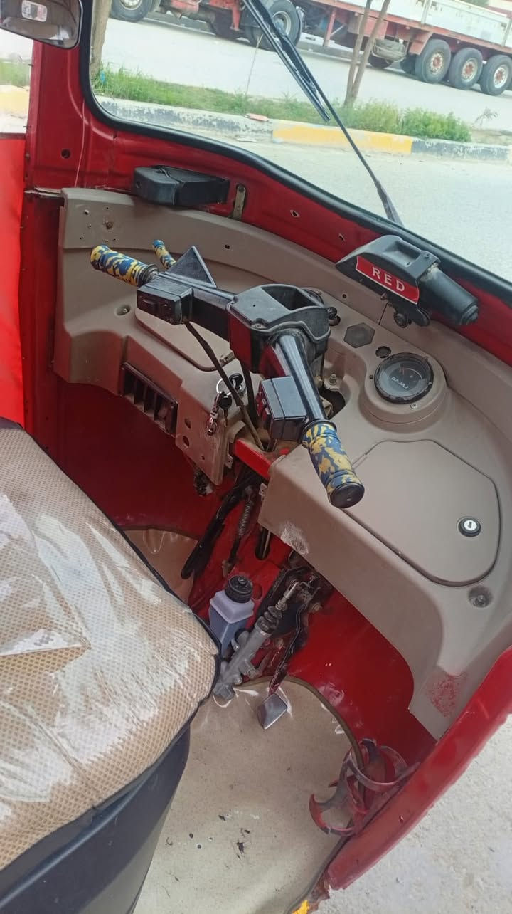 سلام عليكم
تكتك للبيع 
موديل 18
مكان الكوت النعمانية 
التكتك اوراق 
تعمير كله جديد 
مكلف بلنشر 
رقم ‭٠٧٨١ ٦٧٩ ٧١٣١‬
