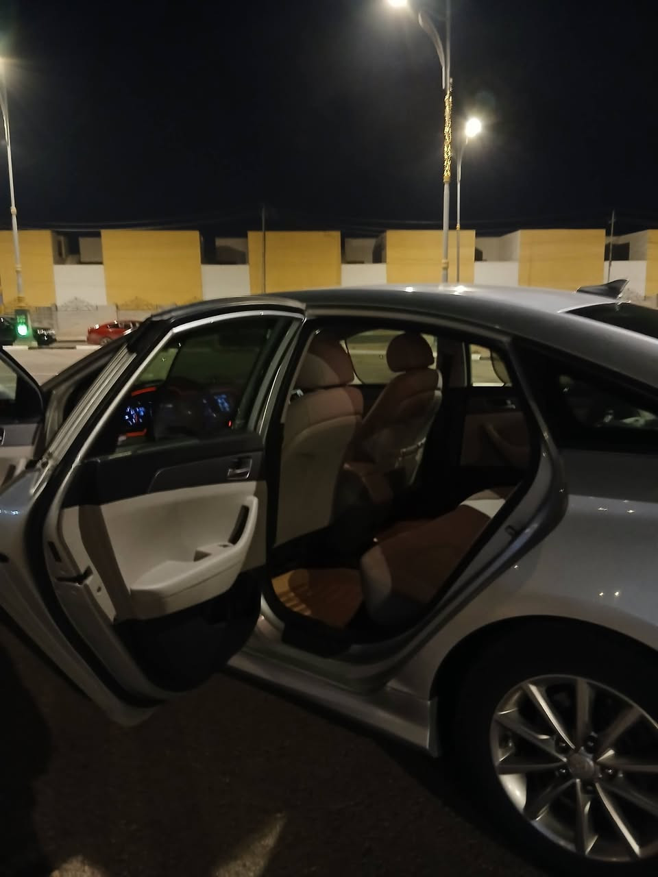 يالله اللهم صلي على محمد وآل محمد السلام عليكم سوناتا للبيع موديل 2018 السياره وارد أمريكي خير من الله مكينه gdi السياره ضرتها من امريكا جاملغ ايمن وشويه من حاجب البنيد والجاملغ الأيسر مرشوش السياره بدون ارباك بدون داخل خير من الله رادار كامره تبريد تدفئه شاشه كير مكينه السياره معروفه مواصفاتها رقمها بغداد دولي السعر اتصل وتدلل غير متواجد في التواصل فقط رقم*********** مكان السياره كربلاء
