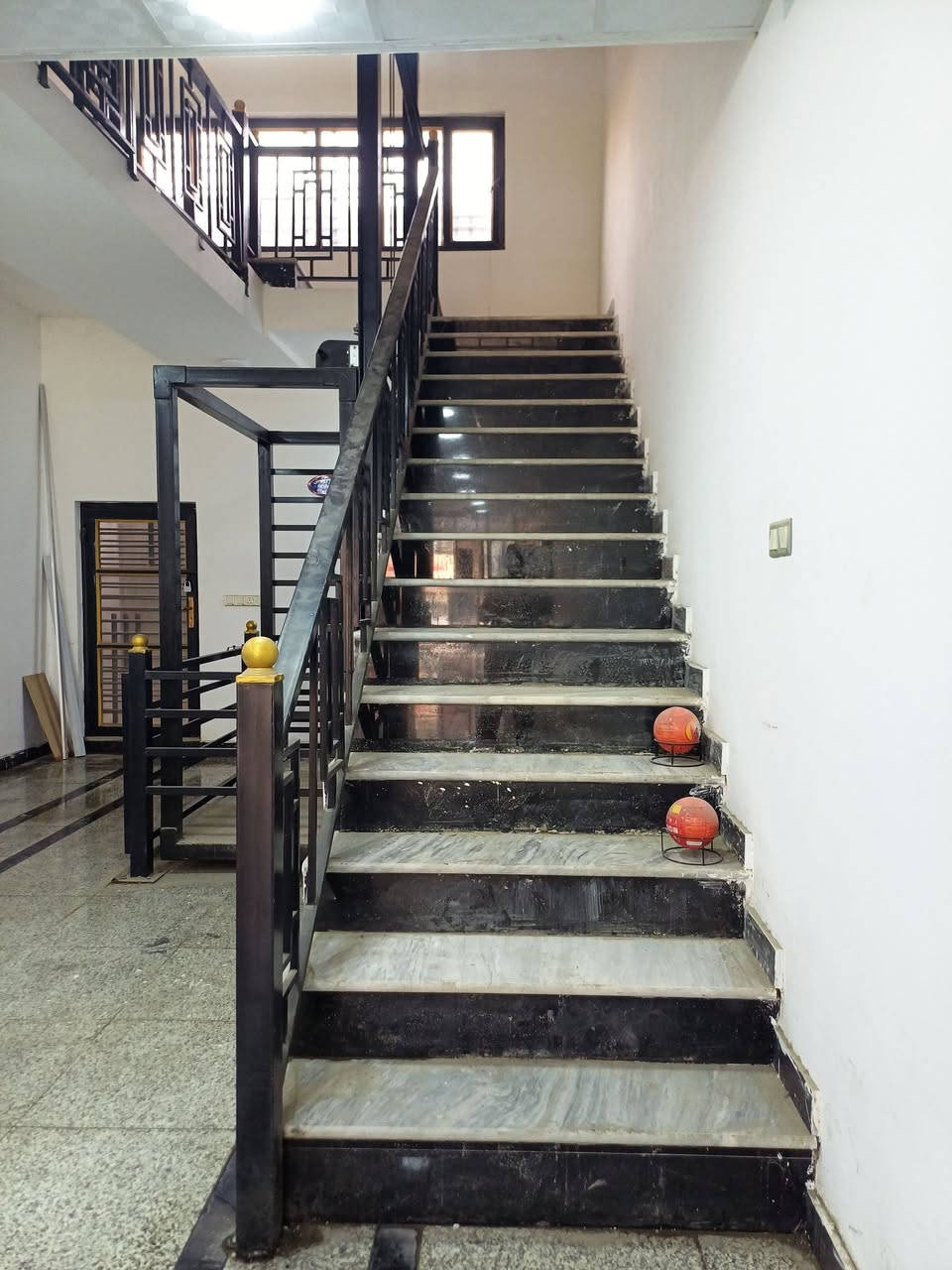 🔸️️ مجمع تجاري للايجار 🔸️
▫️ بمساحة 125 م٢
▫️ يتكون من ثلاث طوابق مع بيتونة و سطح
▫️ يحتوي على مصعد (وينج) مع الصحيات
▫️المجمع مجهز بالانارة و المراوح

ممكن أن يؤجر (سوبر ماركت / مول / مصرف أهلي / معمل و معرض ألمنيوم / معرض موبيليات)

العنوان📍 حله / نهاية شارع الري / بناية القسيم

للتواصل
***********
***********
