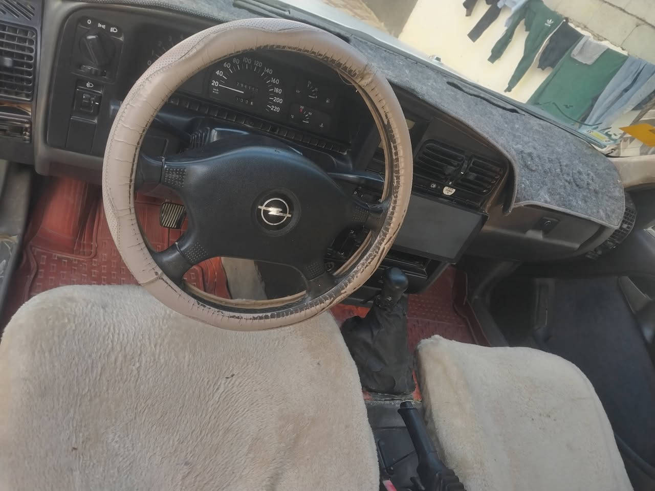 سلام عليكم اوبل اوميكه نظيفه بلاديه موديل ٩٢ السعر ٣٩  وبيهه مجال  العنوان رمادي البوفراج ما متواجد عل فيس رقم الهاتف ***********
