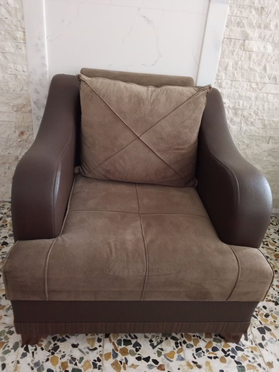للبيع سيت قنفات مستعمل بحالة الوكالة* 

*التفاصيل:*
- *العدد*: سيت كامل 3 مقاعد + 2 مقاعد + 2 مقاعد
- *اللون*: بني قهوي غامق 
- *القماش*: جوخ راقي ومتين سهل التنظيف
- *السفنج*: ضغط عالي تركي، قوي ومتماسك 100% ما بيه هبوط
- *الحالة*: شاريها البارحة مستعملة، نظيفة كلش ومحافظ عليها مابيها اي دمج
- *السبب للبيع*: اللون ما رهم على اثاث البيت

*السعر: 500 دينار قابل للتفاوظ
*المكان: الموصل - [سماح التسعين]*
*ملاحظة: الصور والفيديو على الطبيعة

للاستفسار والاتصال: [***********]  
او مراسلة واتساب
