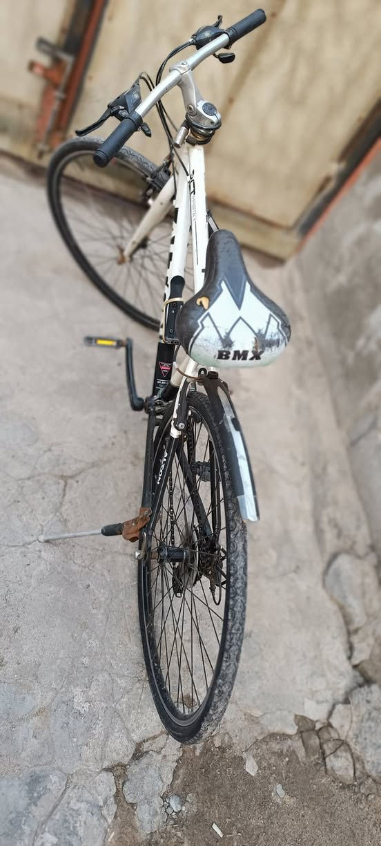 سلام وعليكم متاح بايسكل ياباني فافون نضيف كلش كلشي بي شغال بريك خلفي وامامي + بداله شغاله مابي اي نقص  العنوان البصرة / القبله / حي المهندسين.. الاستفسار ع الرقم ***********
