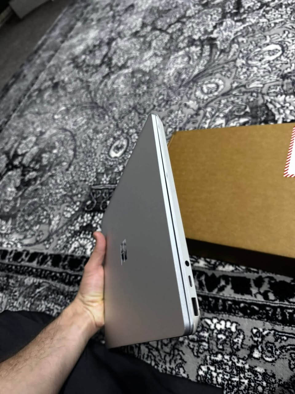 Surface laptop go 12.4
بيع فقط 
Surface Laptop go 
لمس 2k 
Core i5 1035  الجيل العاشر 
 رام 8GB DDR 4.
• **الهارد**: 128  قابل للزياده  SSD (سريع جداً).

• **كرت الشاشة**:  8GB Intel Iris Plus.
• **البطارية**: تدوم لفترة طويلة 6-8 ساعات .
• **المميزات**: تصميم أنيق، خفيف الوزن، وكيبورد مريح
مصنوع من  معدن ألومنيوم و جلد الكانترا الإيطالي .
بيع فقط 
السعر 365  الف


**إذا كنت صاحب هذا الإعلان وتريد حذفه لأي سبب، رجاءا أرسل رسالة إلى الدعم الفني**