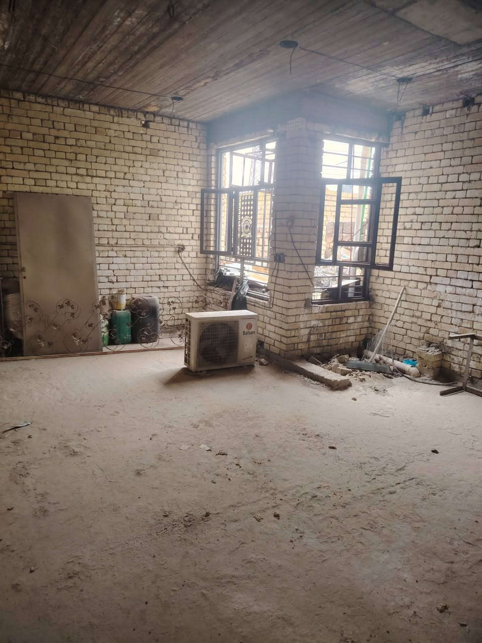 السلام عليكم
بيت البيع 75 متر خلفيه طابو حي طارق الوسط مقابل المدرسه فرع عالم الحليب 
البناء جديد الأساس رفت طابوق جمهوري
جوه استقبال مطبخ واسع هول كامل واضح
الفوك غرفه النوم واسعه بناها درجه أولئ
بيتونه كامله نقص بس ابياض وكلشي مسس كهربا بيبان شبابيك فقط ابياض وكاشي وتفاصيل اكثر خاص او
على رقم ***********
