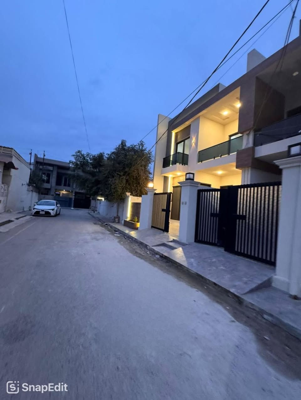 سلام عليكم
دار للبيع :—
المساحه ١٥٠ متر 
الواجهه ٧.٥ متر 
بناء زيرو فول مواصفات ٢٠٢٦ 
العقار طابو ملك صرف 
متكون من ٤ غرف نوم وهول واستقبال ومطبخ وصحيات 
الدار مجهزه بنظام دكتات مركزيه وسقوف مغربيه 
السعر علق كلمة تم يصلك رساله عبر الخاص تلقائيا 
لمزيد من المعلومات مراجعة مكتب عماد للعقارات 
للاستفسار والطلب الاتصال على الارقام الظاهره اسفل الشاشه 
***********
***********
***********
عنوان مكتبنا طريق بغداد مقابل مول سلام هولدينك
