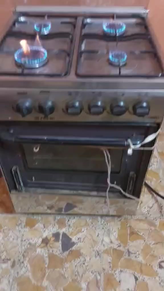 السلام عليكم طباخ للبيع وميز مال ماكينه خياطه للبيع المكان نجف حي العسكري اي استفسار اتصال على هذا الرقم***********
