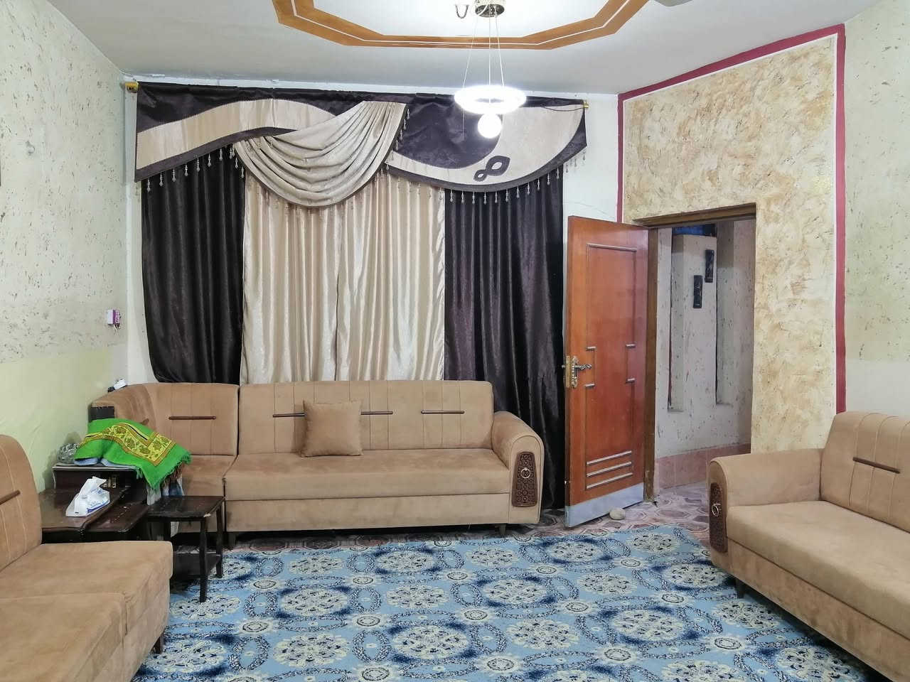 السلام عليكم
دار للبيع يقع في حي الحسين قرب دار المرحوم ثائر رنو
المساحه الكليه 250 م
جنس العقار طابو صرف سند تحويل مباشر للمشتري 
البناء طابقين طابوق ارضيه كاشي والسطح فرشي 
يتكون من:
3 غرف نوم الأرضي غرفه 4×5
الطابق الثاني غرفتين 4×5 + حمام
استقبال 6×4
صاله 8×4
مطبخ 5×5
صحيات داخليه وخارجيه
باقي التفاصيل تفضل للمراسله أو الاتصال على الرقم
***********

ملاحظه على المبادره ما ابيع
