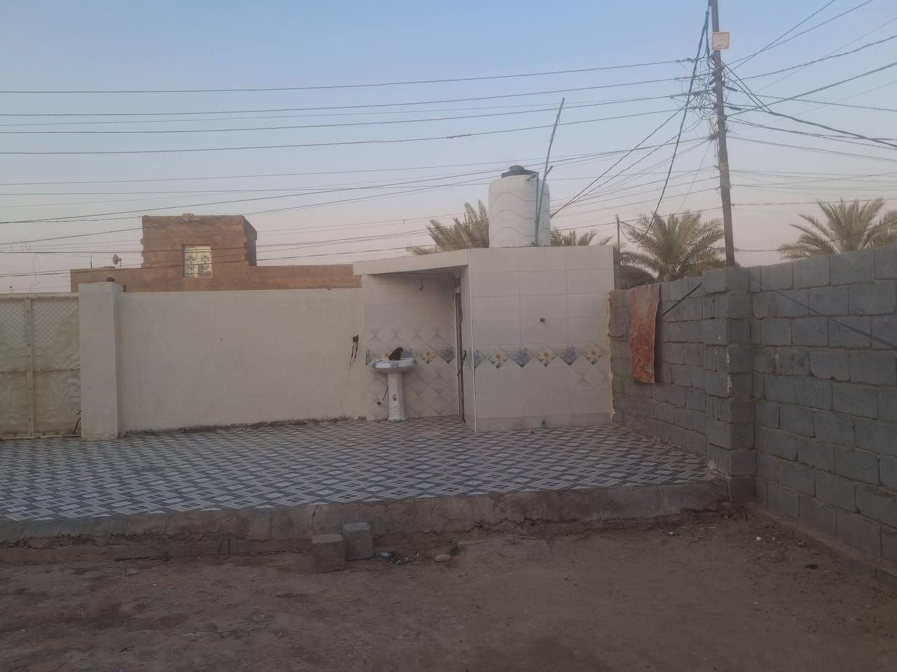 السلام عليكم $$ بيت للبيع حي الجوادين في الشاخه سند 25 طابو زراعي يسجل باسم المشتري يتكون من غرفتين نوم واصاله كبيره وصاله صغيره استقبال مع مطبخ مع قاطع صحيات مع كلدور كافة الخدمات تبيط على البيت كهرباء وطني ثري فيز مولده سحب شارع مع ماء اساله مساحه الكليه 565 متر بنا طابوق درجه اولى  الاستفسار على *********** ا
ادمن وافق
