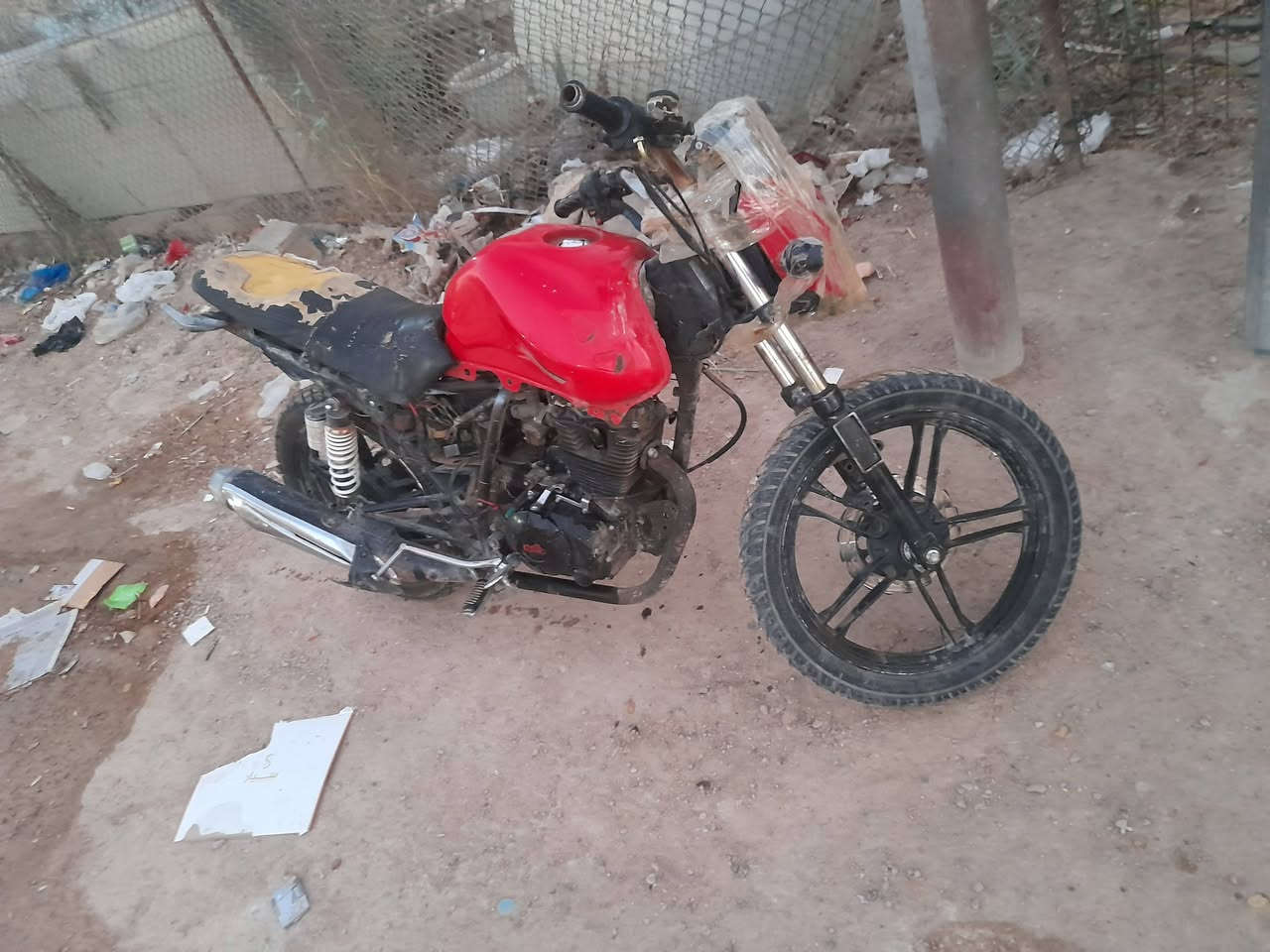 سلام عليكم ماطور سايم للبيع لسعر ميه وخمسين شغال يمشي كلشي مابي بس يرادله صفاحيات قبق مالتانكي بانزين لشراي حيا الله مكاني رمادي لخمسه كيلو *********** يوجد واتساب ورجان لمو شراي ليراسل او يتصل وجزاكم الله خير
