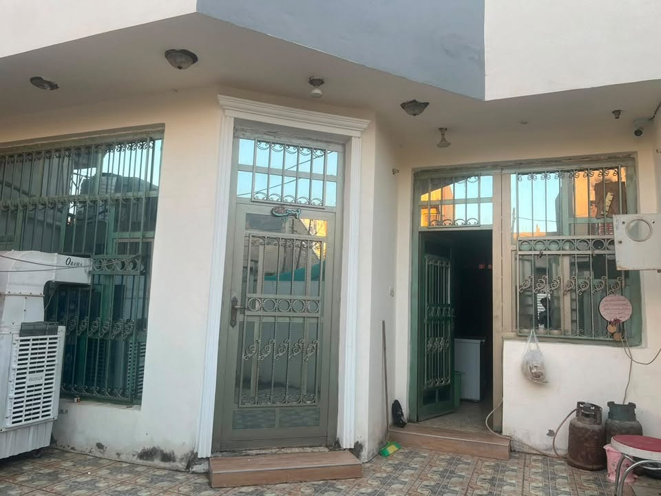 دار للبيع مساحة ١٥٠متر واجهة ٨    منطقة ابوخستاوي  طريق كربلاء
متكون من غرفه وصاله  اومطبخ وكليدور صحيات داخليه وخارجيه
تواصل على رقم 
  ***********
