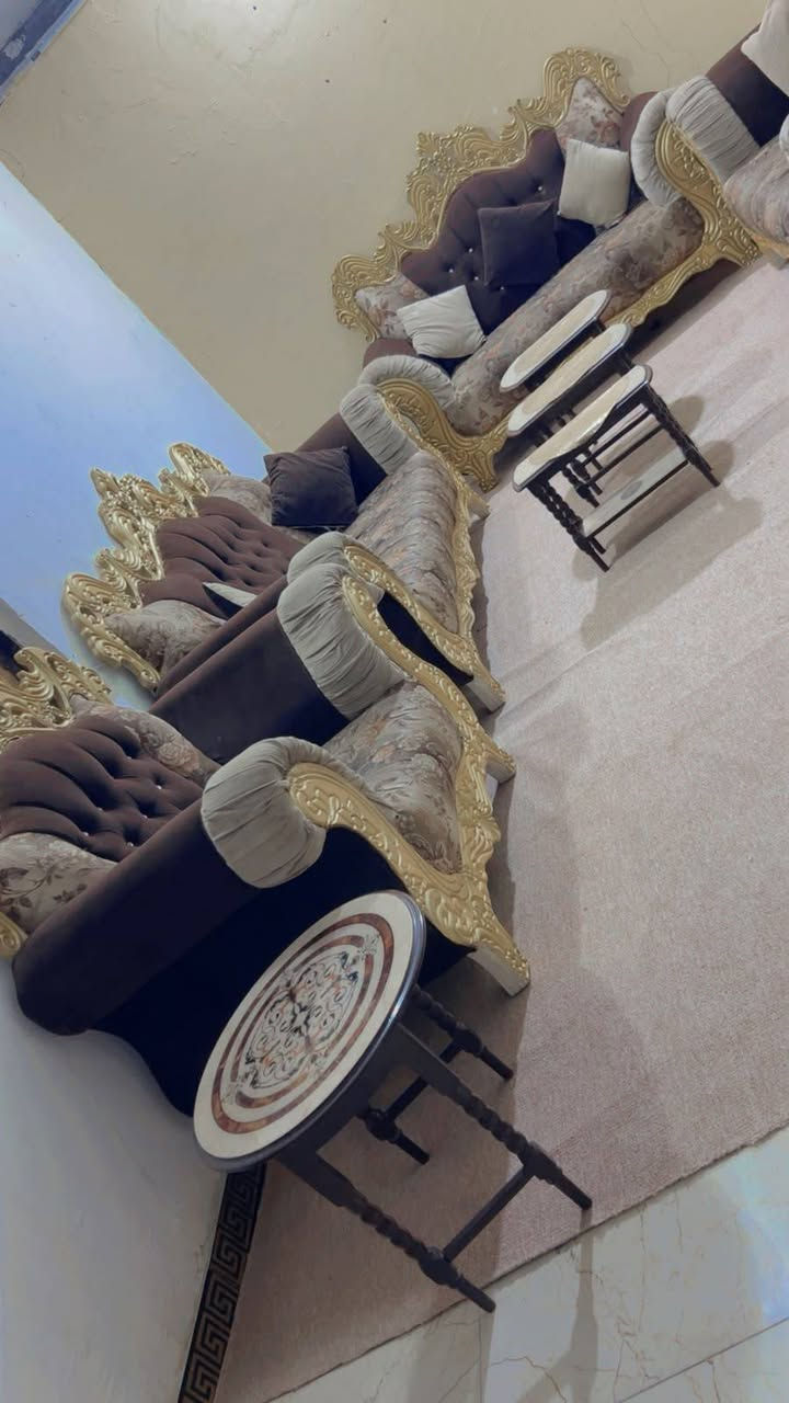 🛋️ طقم قنفات ملكي... نظافة وسعر مناسب
✨ فرصة لا تعوض... طقم ملكي بـ300 ألف
💥 للبيع طقم قنفات ملكي بحالة ممتازة
🔥 5 قطع + 4 طاولات... جاهز للاستلام
💰 سعر مميز... 300 ألف وبيه مجال
📍 الزبير – المربد | تواصل الآن *********** 
🏡 إذا تبحث عن الأناقة بأقل سعر... هذا الخيار المناسب
