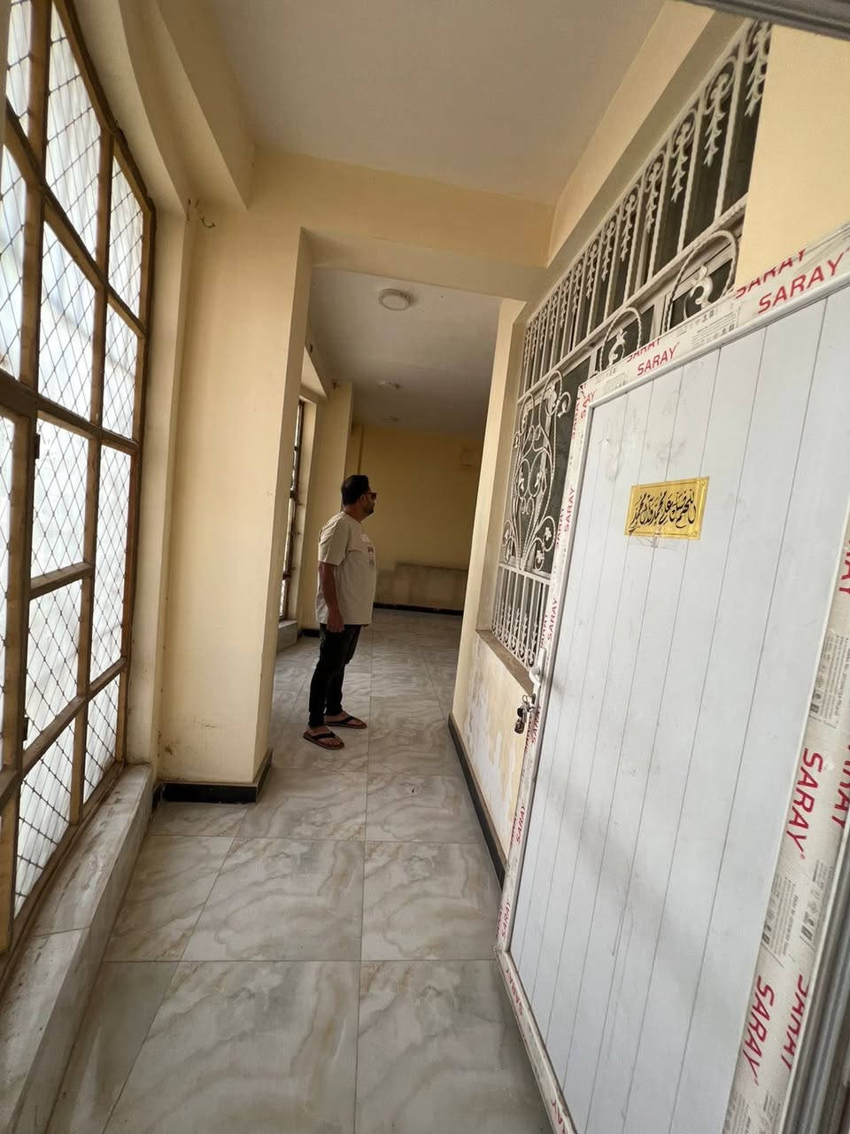 شقه سكنيه طابق حي الفرات عل شارع مباشر غرفتين وصاله ومطبخ وصحيات مساحه ١٥٠ متر سعر الايجار ٣٥٠ للاستفسار *********** او مراجعه مكتب الماس
