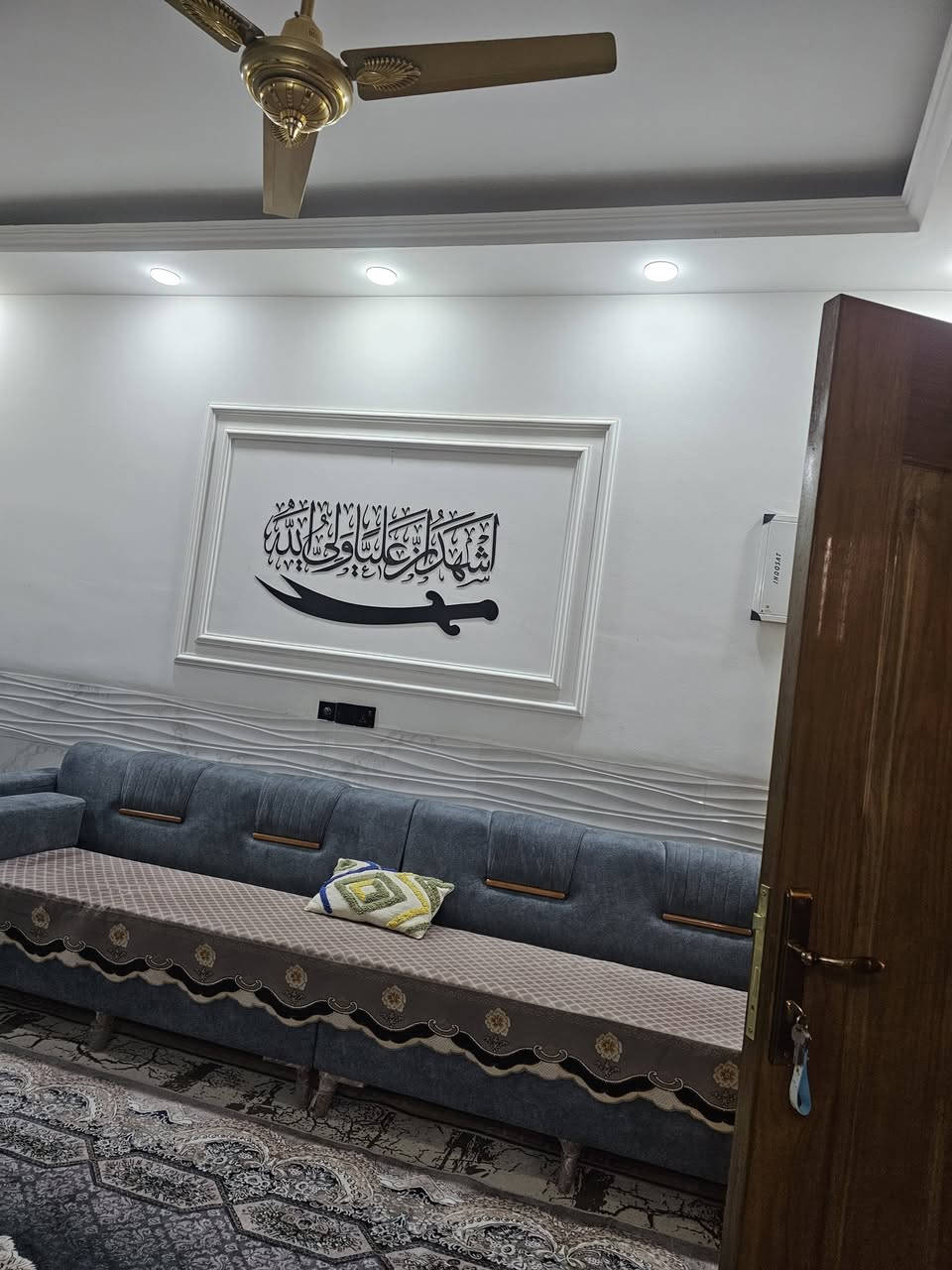 دار للبيع
المساحة ١٢٥م طابو صرف 
الطابق الارضي/يحتوي على غرفة،صالة،كليدور،مطبخ،مناور عدد٢،كراج،صحيات خارجية وداخلين

الطابق الثاني/غرفتين وصحيات وكليدور البيت جاهز من كلشي
السعر:١٦٠ 
الموقع//شارع ٨٠ قرب مستشفى المستقبل 
للاستفسار:***********
***********
او مراسلة الصفحة 

مكتب الزركاني للعقار 
شارع ٨٠ قرب القبة الذهبية
بيع_شراء_تعقيب
