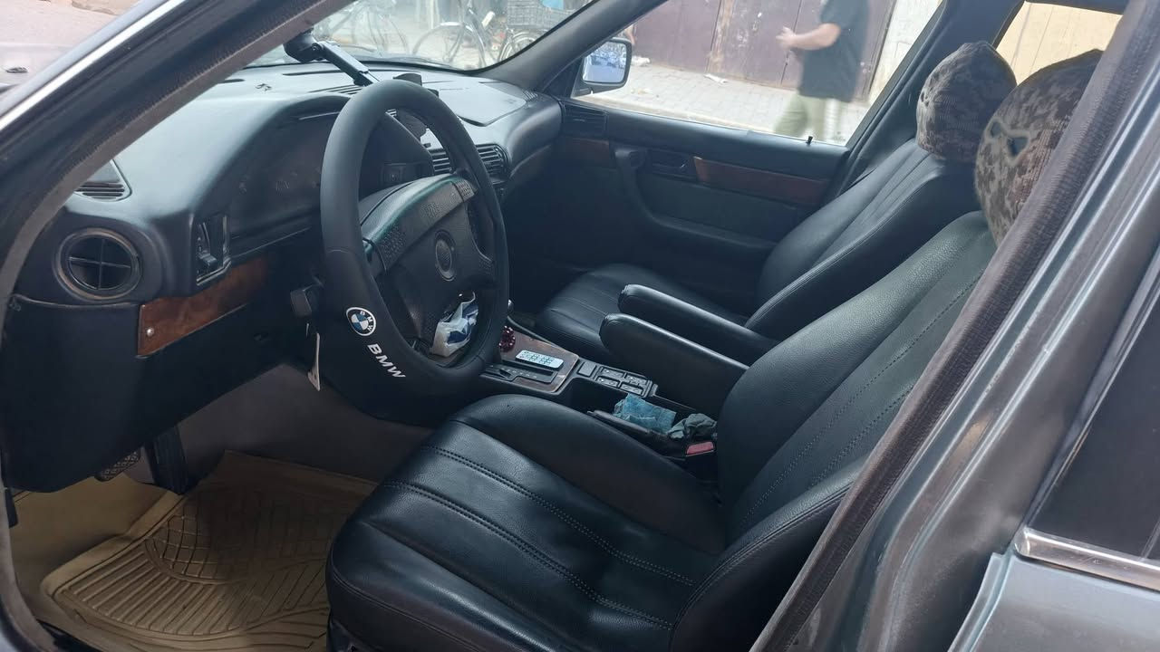 للبيع BMW
‏حجم 525i 
‏موديل 1992 
‏لون رصاصي فيلي
‏محرك مفتوح 
‏كير اوتماتيك 
‏جام اوتماتيك 
‏ابواب سنتر لوك
‏كير ومحرك نضيف 
‏غرفه جديدة جلد اسود
‏حداديه و تايرات نص عمر 
‏رقم نجف انكليزي مشروع وطني
‏سنويه الى 2030 هزة جديدة
‏مابيها غرامات
‏بأسمي تحويل ثاني يوم
‏السعر 45 وبي مجال بسيط
‏المكان بابل/الاسكندرية
‏للأستفسار ***********
