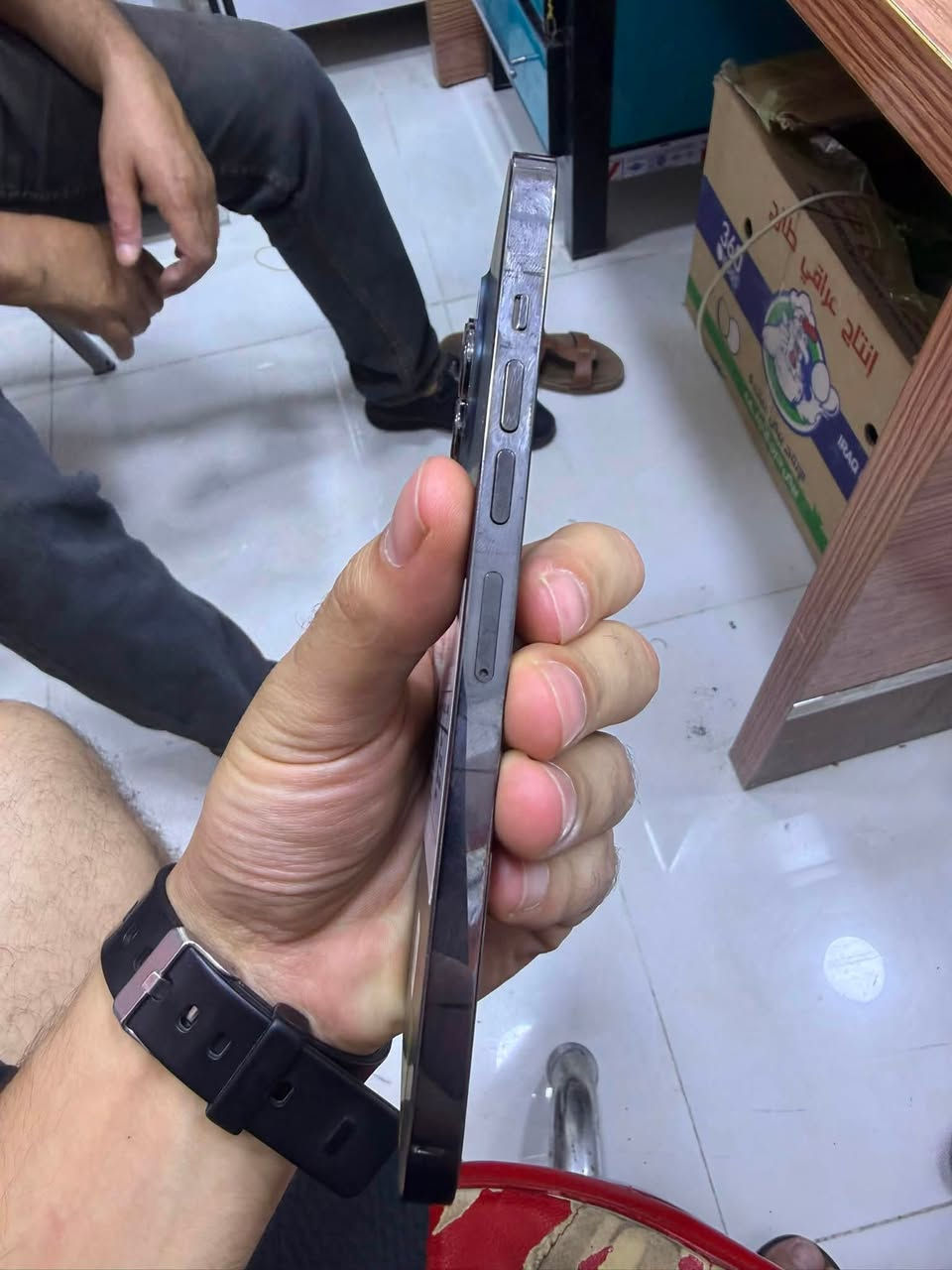 ايفون 13 برو ماكس  امريكي
ذاكره ٢٥٦ 
بطاريه ٩٠ حقيقي 
ما مفتوح لجهاز وضع الشركه 
السعر 750  
الهاتف ***********
موجود واتساب
