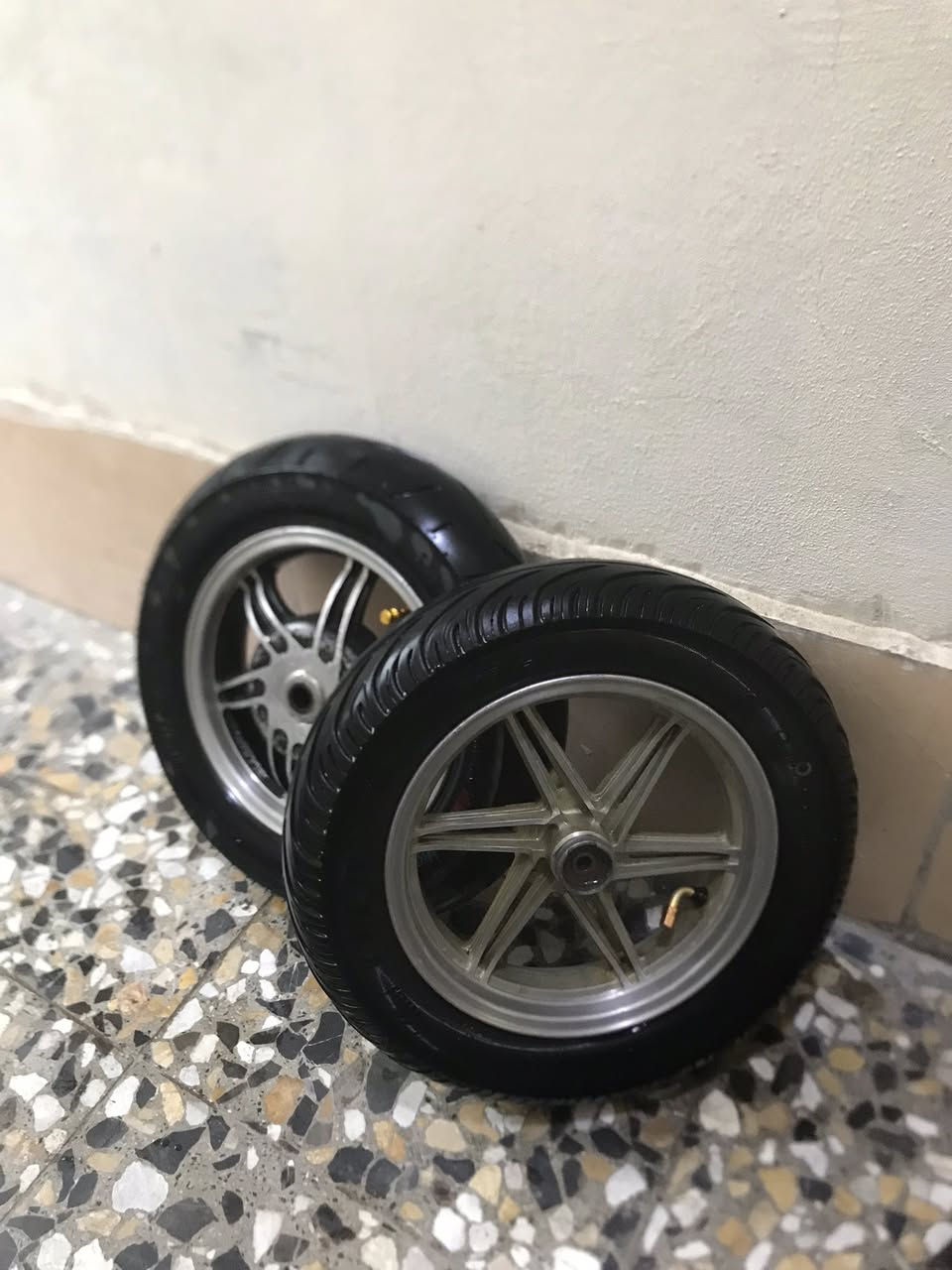 السلام عليكم
ويل نجمه مثل ما موضح بل صوره سعره ٢٣٠ هوه والتايرات 
مكاني الدوره شارع ٦٠ 
***********
