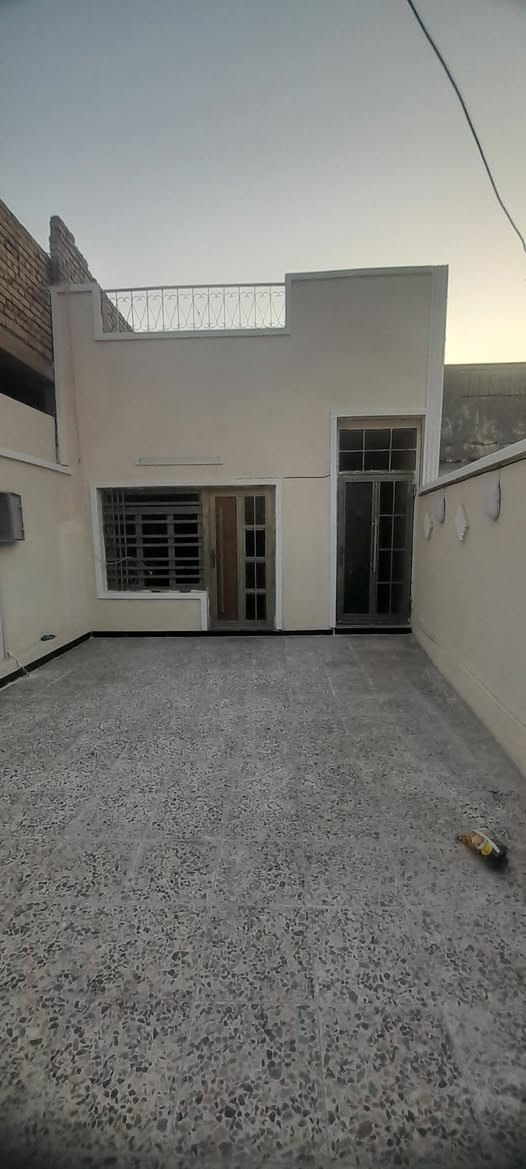 دار للبيع في منطقة الشرطه الخامسه المساحه ٩٠ متر واجهه ٥×١٨ يحتوي على كراج وصاله ومطبخ وحمام وغرفة نوم طابق واحد المراجعه مع مكتب الاماني للعقار للإستفسار/علي ***********
