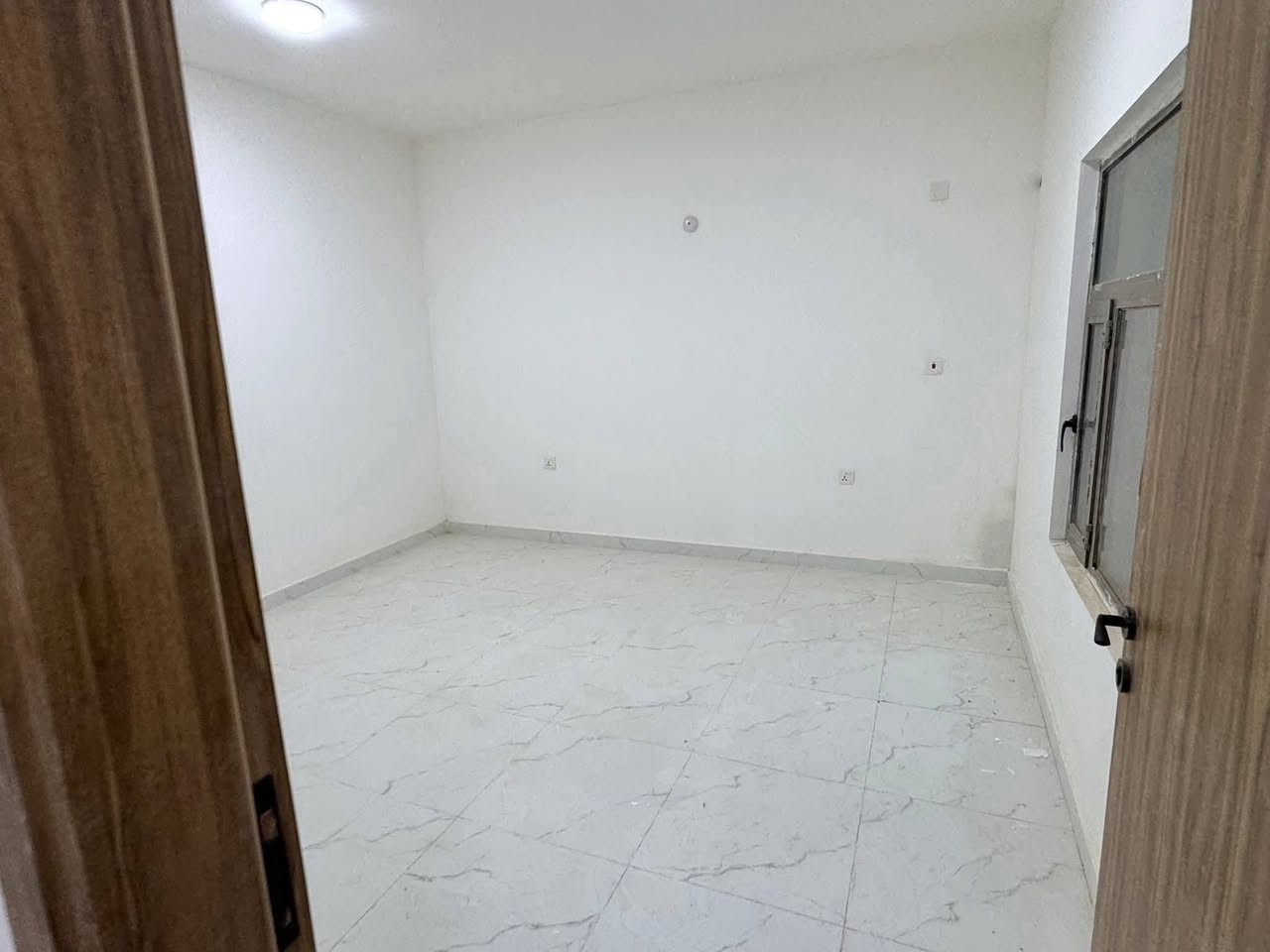 🏡 💢. 250 متر للبيع في مجمع #الاميرات 2  💁🏼‍♂️
🔘مربع ثاني موقع مميز📍 
خلف السنتر الكبير وشارع ٣٠ 
🏡يتكون من ٣ غرف نوم 🏕

💰يباع  نقد بسعر حلو  🫵🏻  
 
☎️للأستفسار مكتب  الجنائن للاستثمار العقاري 🧿
 *********** قاسم الكعبي 
📍
◾ عنوان المكتب: الاميرات القديمه مقابيل مجمع كرار [مكتب الجنائن للوساطةالعقارية]نستقبل كافة عروضكم في المجمعات السكنيه وعرصات و النقابات و الأحياء
