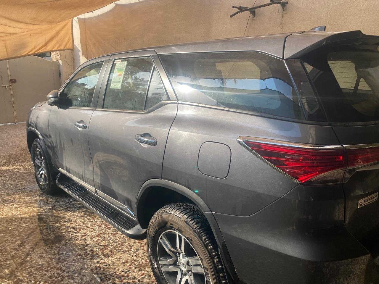 السلام عليكم …
فورچنر 2023 خليجي مكفولة رقم بغداد انگليزي 
تحويل مباشر السيارة بإسمي والسيارة زيرو وعلى ايدي..
المواصفات :
محرك 2700cc تنفس طبيعي 
4 سلندر 
نظام ECO , PWR
تحكمات ستيرن 
شاشة Carplay , Android Auto 
كامرة وحساسات امامية وخلفية 
عدد المقاعد 7 
3 قطع تبريد 
لايتات LED + لايتات نهاري 
السيارة 2 wheel drive
مرايا جانبية كهرباء شفط ومانع انزلاق
السيارة جديدة بمعنى الكلمة مكفولة من الصبغ والضرر عدا شخط بالباب الخلف الصدر ..
سعر السيارة 290$ وبيها مجال 
مكاني زيونة للأتصال :

***********
