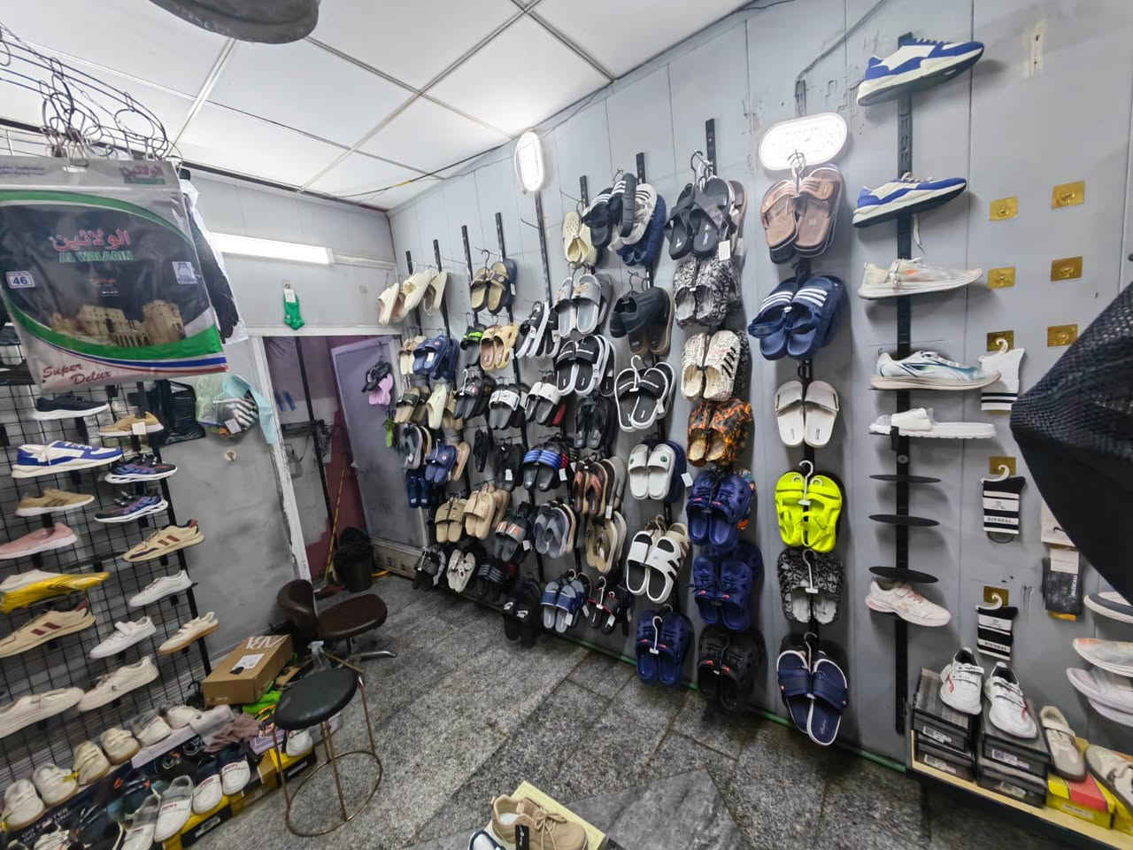 المحل للبيع مع كامل محتوياته ايجار المحل 300 الف 
المحل شغال وبي معاميل خير من الله كامل مكمل موقعه تجاري ع الشارع العام 
اليدور مشروع جاهز المحل يفيده الاستفسار اكثر ***********
