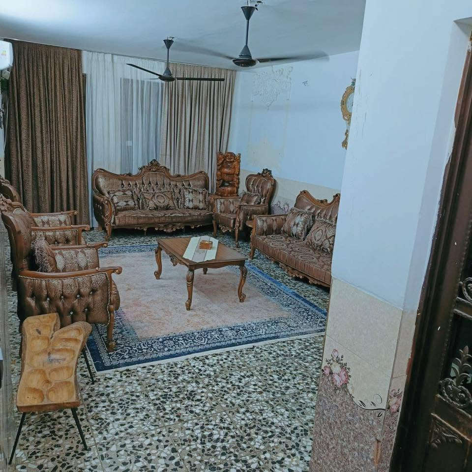 السلام عليكم للبيع دار سكن مساحة 200م في منطقة البنوك خلف شارع الفتلاوي واجهه 6،66م نزال 30م يحتوي على حديقه وكراج و 4 نوم + استقبال ومطبخ وصالة وصحيات 
( سند مستقل ) للاستفسار اكثر مراجعة مكتب الجوهرة للوساطة العقارية الكائن في شارع الكنيسة او الاتصال على الرقم ***********
