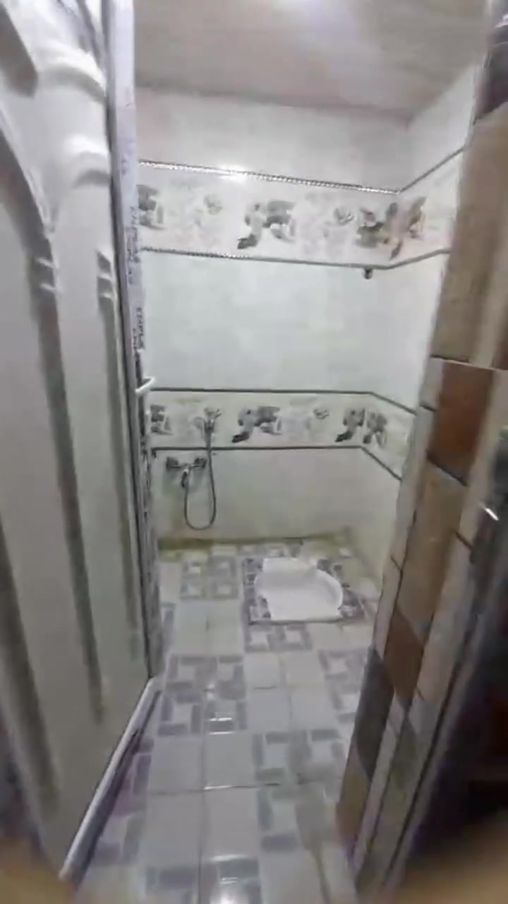 السلام عليكم بيت للبيع ١٠٠ م في كربلاء المقدسة في حي المجتبى قريب على المستوصف والبيت على ساحة وقريب على الشارع العام، بيت طابقين بناء جديد طابوق جمهوري، الطابق الأول صالة واستقبال ومطبخ وصحيات ومنور صغير اما الطابق الثاني متكون من غرفتين ويوجد سويت باحد الغرف والسعر خاص للاستفسار ***********
