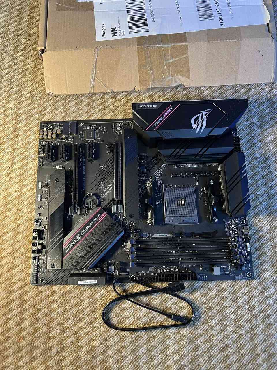 لوحة الأم ASUS ROG Strix B550-F Gaming هي لوحة أم متطورة بتنسيق ATX مصممة لمعالجات AMD Ryzen (سلسلة 3000/4000G/5000) بمقبس AM4. تتميز بدعم PCIe 4.0، مراحل طاقة (12+2) لأداء مستقر، دعم ذاكرة DDR4 عالية السرعة 
***********5
