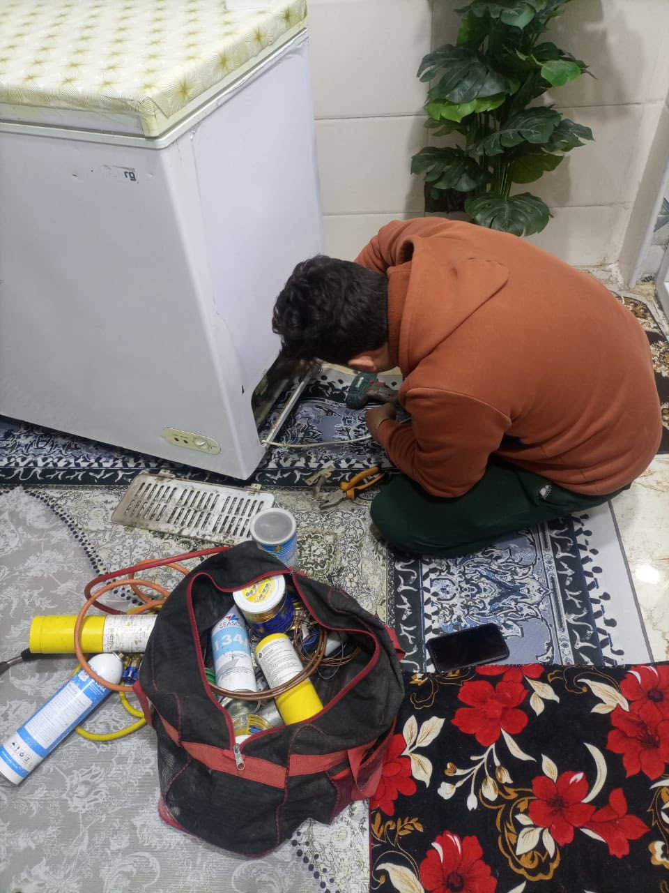 السلام عليكم ورشة هشام الدليمي لصيانه وتصليح كافة انواع الثلاجات والمجمدات بانواعها وعمل بأحترافية وبأسعار مناسبة وانت كاعد بالبيت نجيك وين متكون وبالخدمة للاستفسار هاتف   ***********
