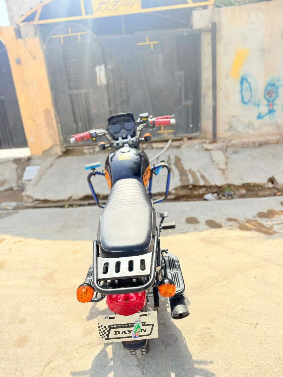 سلام وعليكم دراجة دايوان للبيع مديل٢٥ مكاني شهربان السعر مليون ٣٥٠ وبيهه مجال دراجة كفاله عامه راقم ***********
