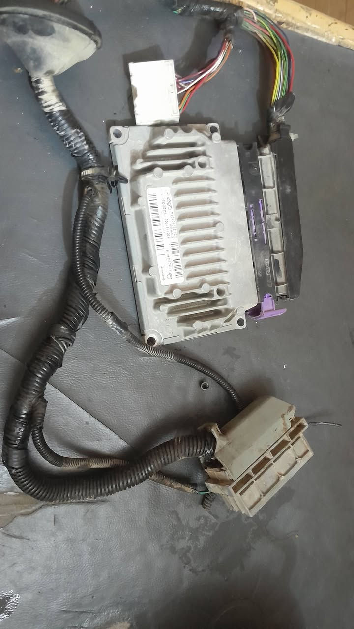 يوجد عقل محرك ٢٠٠٠ مع ظفيرة
ويوجد عقل كير ميكانيكي مع الظفيرة 
ويوجد تفرعات محرك 
***********
