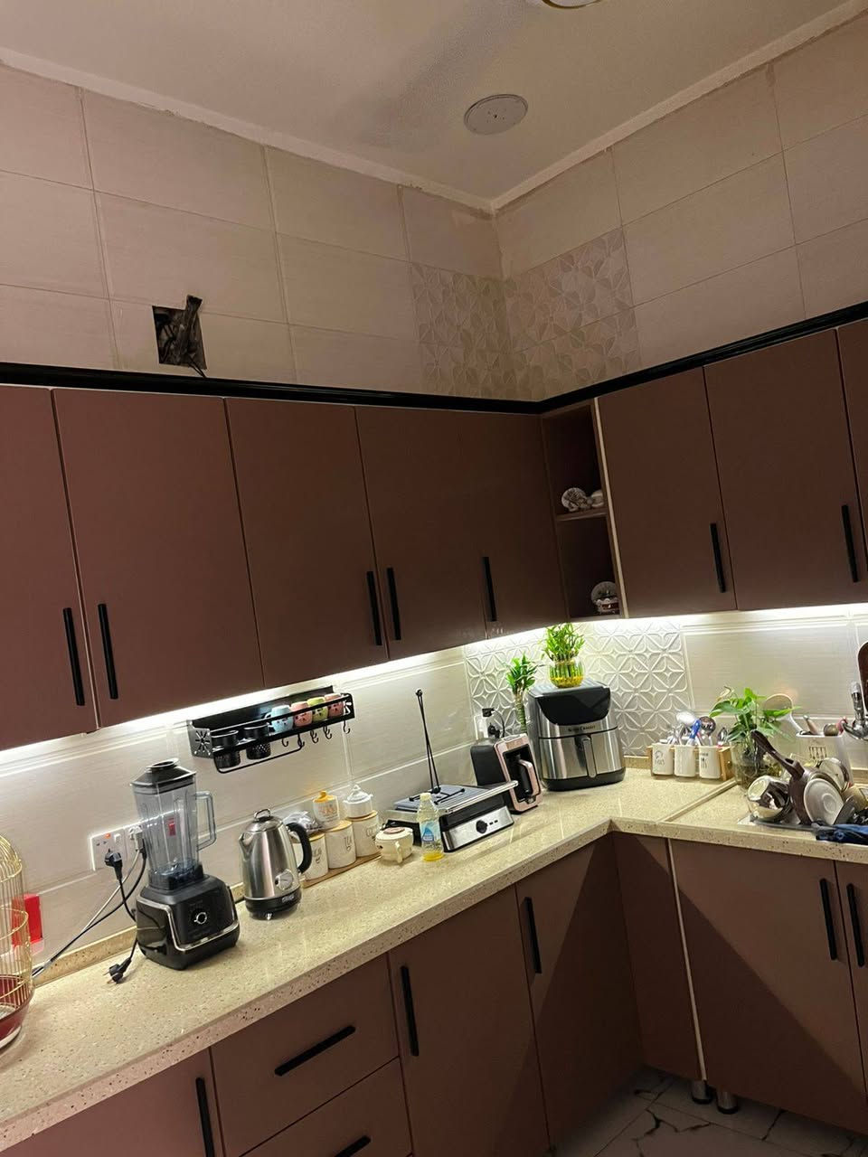 يعلن مكتب ركن الباديه للالعقارات عن بيع دار مساحه 40 متر واجه 5 وربع الموقع بغداد الجديده شارع المسبح مقابل مطعم مروان الاستفسار الاتصال على الرقم *********** واتساب مكتب ركن الباديه للالعقارات
