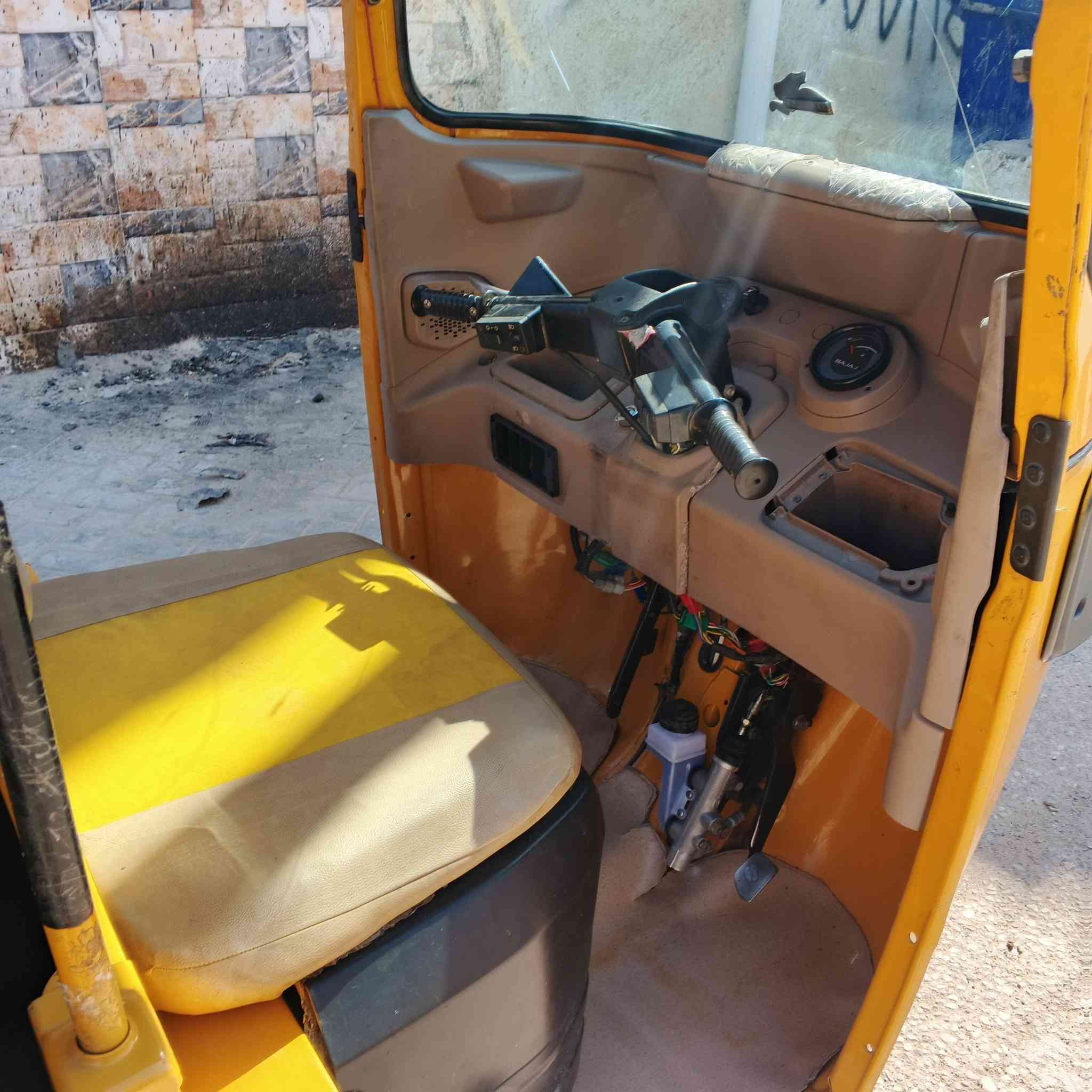 سلام عليكم تكتك باجاج 2021رقم ميسان تكتك شوف العين تجي وشوف محرك مجفت توه معمره دوس خياسات سعر 6000وبيه مجال حك الجيه  مكاني بصره الحيانيه
 *********** بس اتصال
