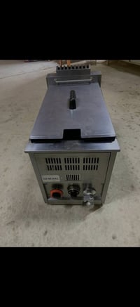 قلاية زيت للفنكر والدجاج الكرسبي الحجم الكبير 8L لتر  مستعمل اقل الشهر...