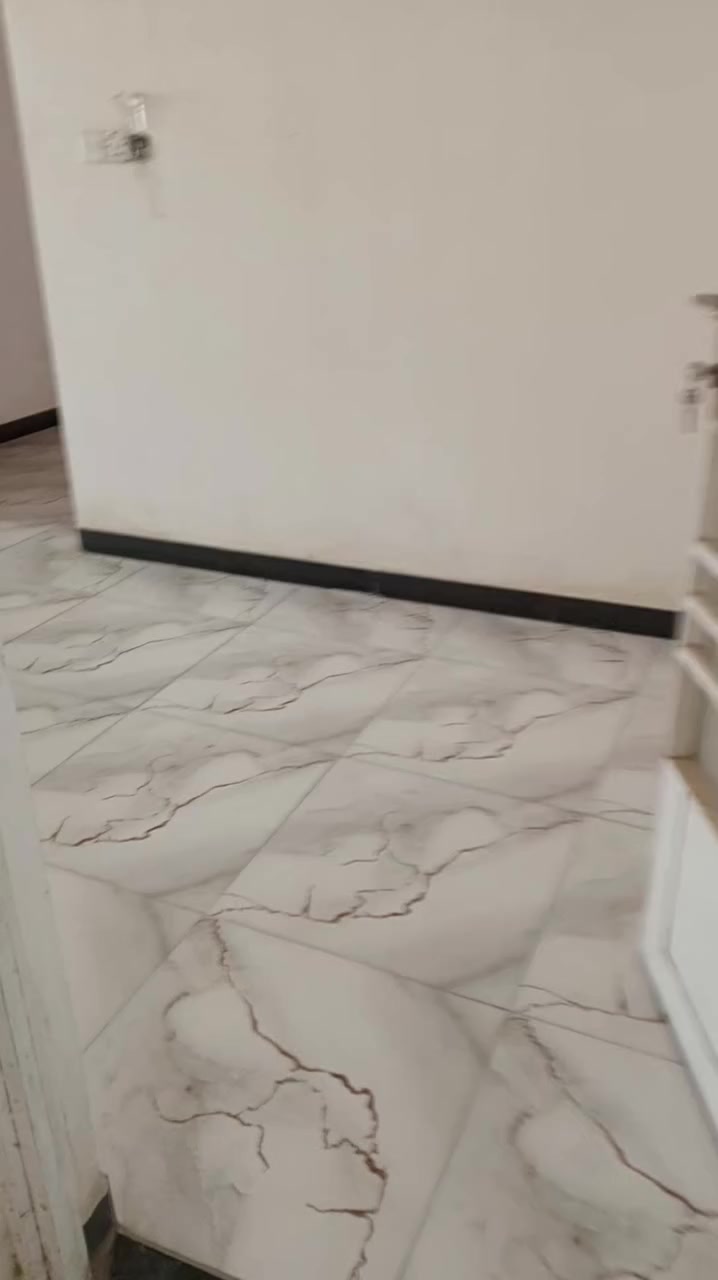 من رخصة الادمن
شقة للايجار
تتكون من غرفتين وصاله ومطبخ صحيات سيراميك ومنورين
تصلح عيادة طبية أو صالون أو معهد تقوية وكذلك لأغراض تجارية
حي العسكري شارع 30 مباشرة قرب جامع البتول 
بدل الايجار 250 
للاتصال ***********
