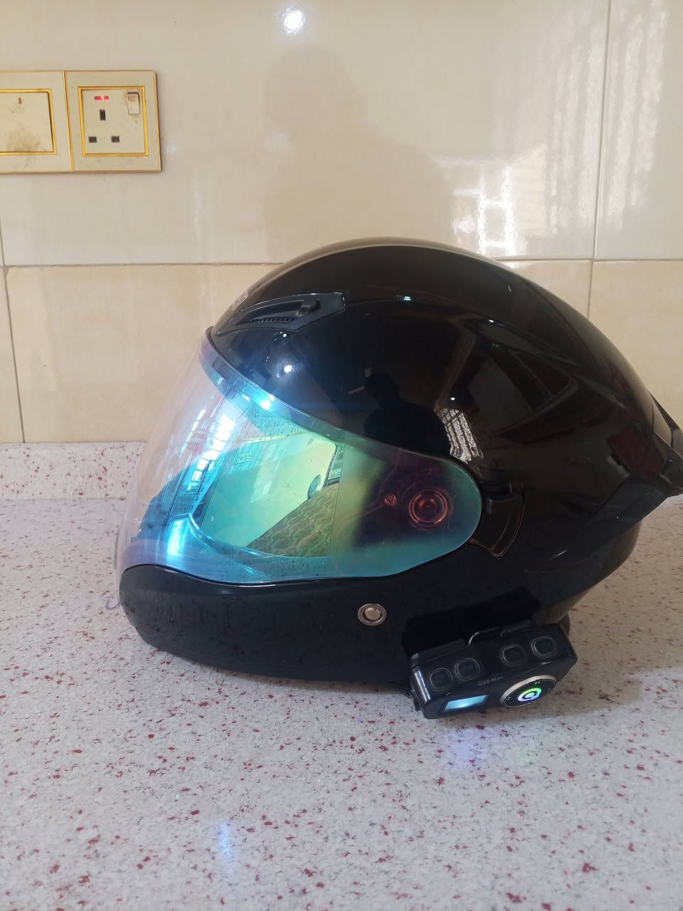 السلام عليكم خوذه وسماعات للبيع والله حلوه ونضيفه وسماعات اصليه العنوان بغداد *********** اتصل وتدلل ماقصر وياك
