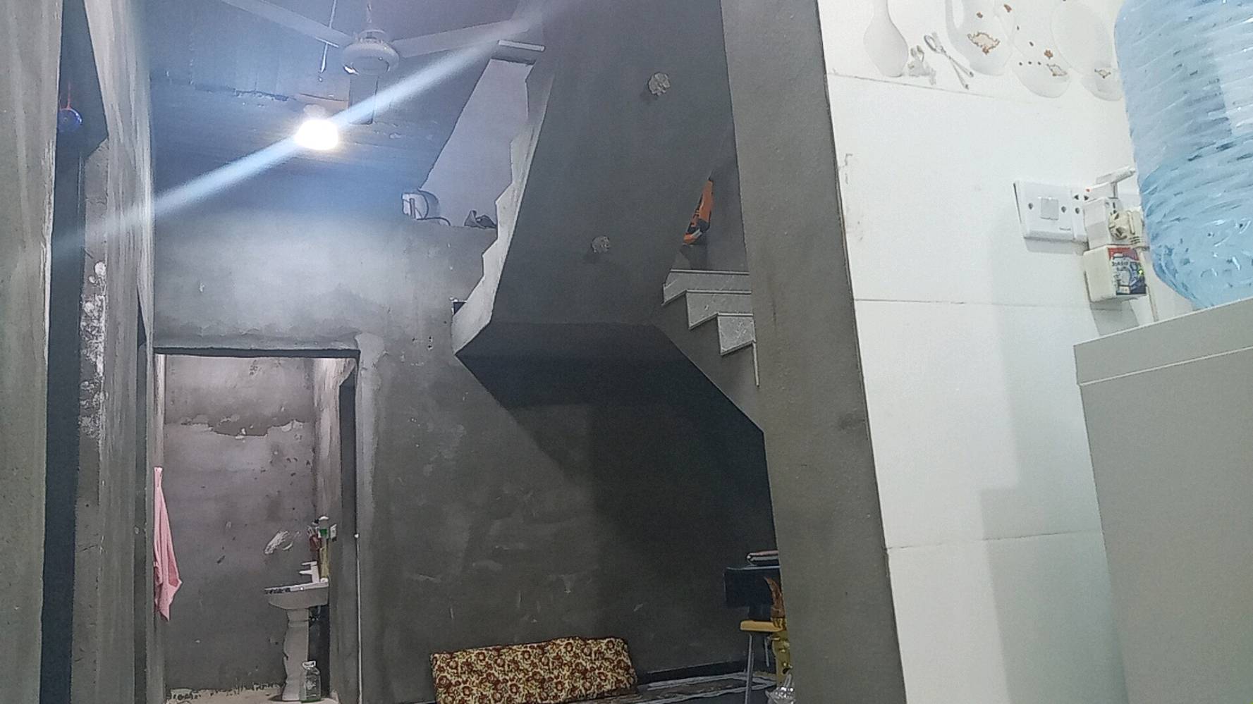 متاح بيت في الجزيره باب الهوى شارع كاظم تمرى شارع 7 للبيع مساحته 150متر يتكون من غرفة 2 
حمام 2
استقبال 
هول 
منور 
سطح مسقول كامل 
النواقص فقط صبغ جدران فقط  
سعره 74مليون اوقابل للتفاوض  اي استفسار اتصل على الأرقام التاليه +964 770 576 2904
***********
