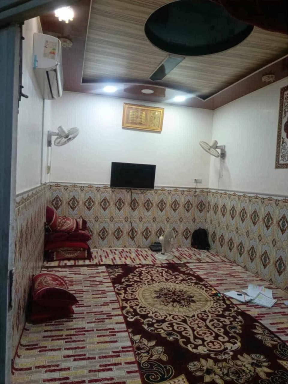بيت للبيع المساحة 100متر زراعي مقابل هيأة الزهراء سايدين سوق ميسان 3بيت عن التبليط صب كونكريت سقف واساس غرفة صالة     مطبخ استقبال  البيت نظيف جدآ السعر65مع المجال البسيط الاتصال على الرقم***********
