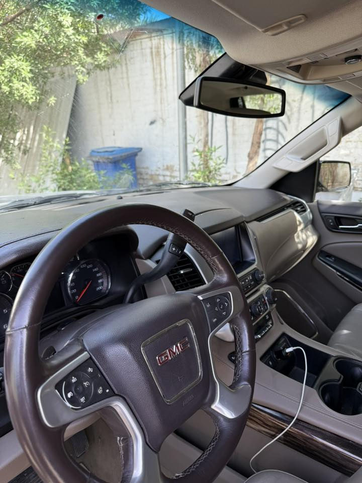 جمسي يوكن ١٧ سياره حلوه جديده بيها صبغ بخشم البنيد ع كد شبر و جوه الدوسه مال الي بصف السايق ع كد شبرين ماشيه تقريبن ١٧٠ الف جديده حلوه ***********
