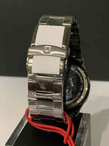 السلام عليكم......
ساعة سويس مليتري هانوا سويسري أصلي بطارية 
مكينة ٣حجر 
سوبر كوارتز 
ستوب وج 
كرونوكراف 
نافذة للعرض التاريخ واليوم 
سناتر شغالة 
أميال وأرقام فسفوري 
القطر ٤٠
مقاوم للماء ١٠٠م 
سنتر ثواني ثانوي 
حافظة جلد لحفظ بطاقات التعريف 
سير حديد ستانلس ستيل معلم 
جديد غير مستعمل مع العلبة الاصلية وبطاقة الضمان 
السعر ١٢٥ الف 
يوجد توصيل ***********
