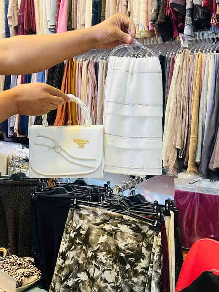 اللهم صل على محمد وآل محمد
#جديدنا ✌️😍😌
كم موديل عرضنا الكم 
توفر يمنة انواع احجبة وشالات 
توفرت جميع انواع جنط نسائية
بنات هاي الموديلات تحفه بالبس انيقه ونازكه بشكل حتفيدكم بدوام بطلعات كلش مريحه بالبس  %100 والترند هسه هاي لاشكال 😍🔥✅👍🏻
موقع المحل
سوك الزهراء
خلف حسينيه الزهراء
بصف سوك الزهراء
بصف مملكت الجمال
بصف امزون للأحذية
اكو خدمة توصيل داخل عفك
رقم موبايل ***********
او مراسلة صفحة
