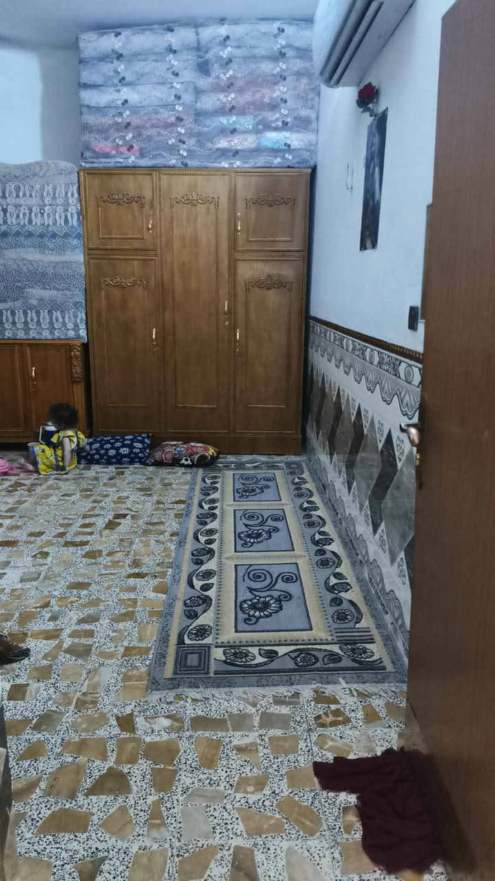 دار للبيع مساحة ١٥٠رقم تليفوني ***********مقابيل حسينية بي صالح مدينه الصدر حي طارق الوسط بطابوصرف بياض بناء حديث طابوك رفت صب اريدمراؤس بحي السفير البيت طابوصرف بغداد, العراق
