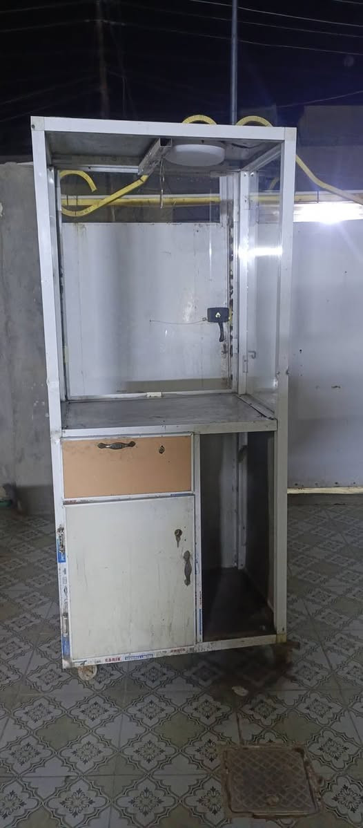 سلام عليكم  غراض كافتريا للبيع جام خانه عدد 2وطباخ ابو عينين وسنك متره ونص معه مكينه ثرم  حجم 32
للستفسار ***********
