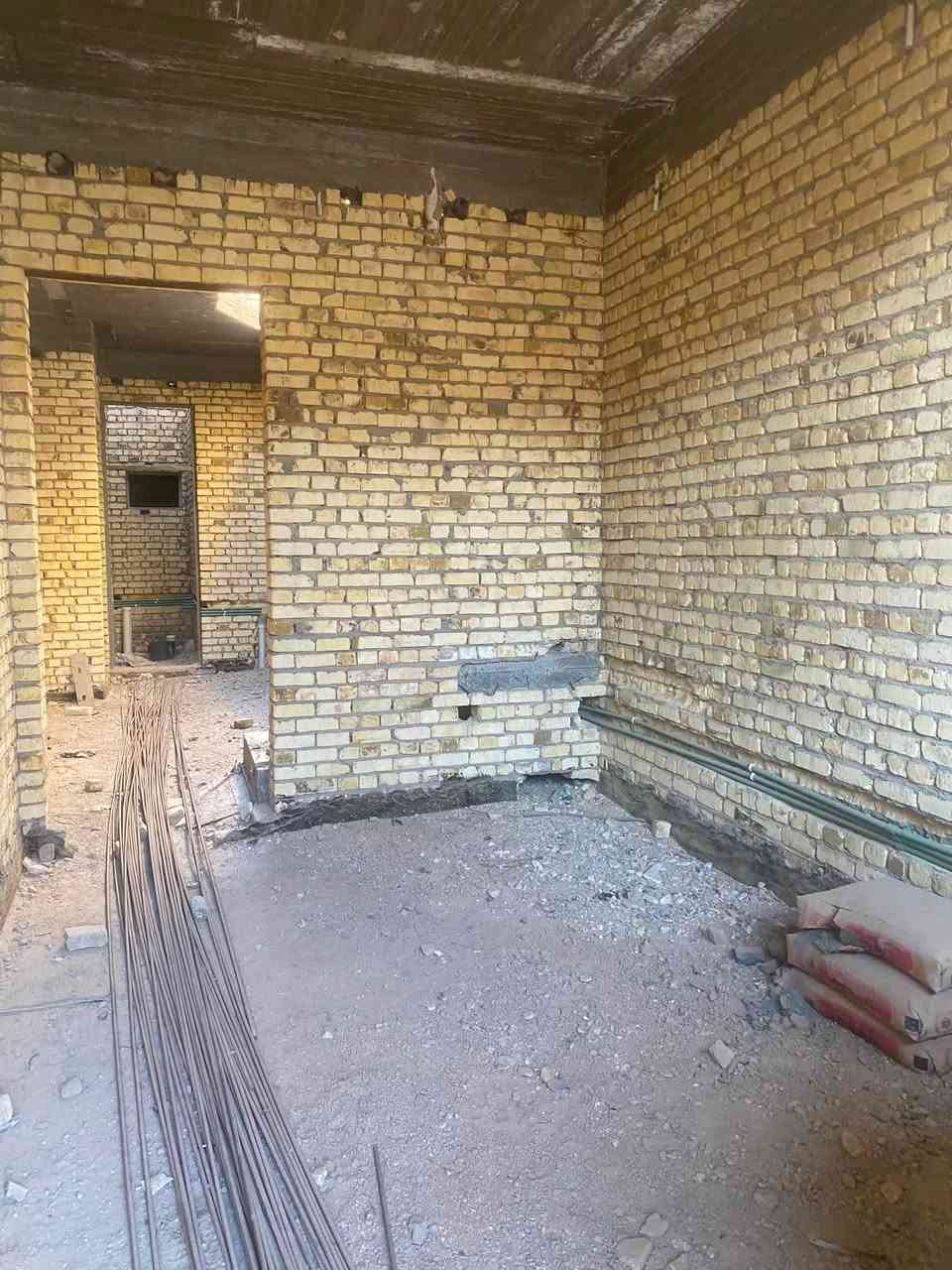 السلام عليكم بيت هيكل في منطقة حي الظباط آل حرب مقابل مدرسة الشيماء الابتدائية تفاصيل العقار المساحة ١٥٠ م الواجه ٧ونص والنزال ٢٠ الطابق الاول غرفه وصالة وبراني ومجموعين صحية داخلية وخارجية الطابق الثاني غرفتين وصالة وسطّح وصحيات ملاحظة الطابق الثاني غير مسكوف للستفسار الاتصال على الرقم *********** أو مراجعة مكتب عقارات الثابت عنوان المكتب السماوة حي الحكم مجاور مجمع الالماني توتل مقابل متنزه النورين اكتب كلمة تم سيتم الرد عليك بل سعر.

