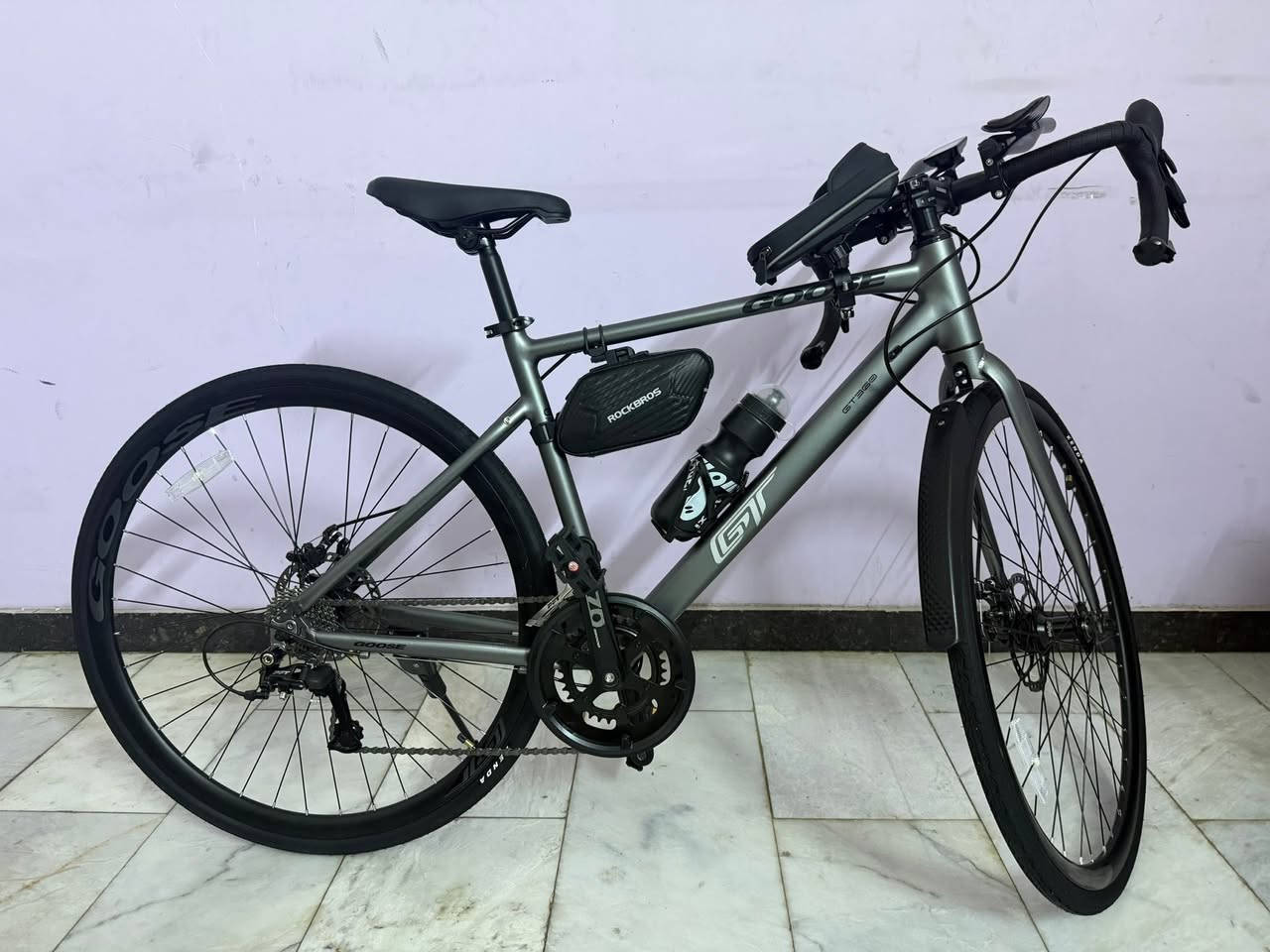 السلام عليكم إخوان العزاء
Goose GT 360 دراجة نوع. 

700c

بلكامل المنيوم امانه جديدة كلش نظافه 100‎%‎ بس هذن الشخطات بيهة مئشر  عليهة يمكن طالع بيهة مرتين او ثلاثه مرات
مكاني زيونة 
ابيع بدون اكسوارات. سعر قفل 300الف

لتواصل ***********
