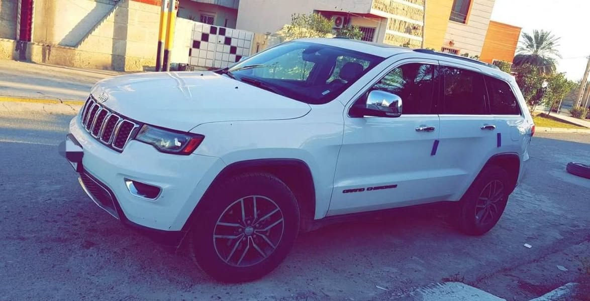 جيب شيروكي فئة لمتد فول مواصفات موديل 2017  بغداد بأسمي تحويل ثاني يوم السنوية والهزه ورقم هشهر اجددن يعني مدوخ ولا تتعب
حادث بسيط جدا بابين صفحة السايق ضررهن بسيط وتبدلن بنفس اللون بلاديات مال سياره نفس الفئة بدون صبغ وبدون ايرباك وبدون دواخل وبجم مابيها والباقي السياره على ايدي ((جديده بمعنى الكلمه وادامه لكلشي مسوي)) عدا اخر فتره صار ينرادلها فريز تبديل طبيعي الفريز كل ٥ سنوات يتبدل وينكص فلوسه من سعرها  
والياخذها يفحص كلشي بيها حتى تطلع من مسؤليتي  

مواصفاتها
بانوراما
كشنات كهربائية 
تدفئة ستيرن
خزن وضعيه كرسي السائق
تبريد وتدفئة كشنات 
شاشه جبيره تدعم اتصال بالاجهزه 
لايتات ليد بلاد وكشافات ليد بلاد 
صندوق كهرباء
رادار خلفي يوقف المركبه اذا اكو شي خلف السياره وتم الرجوع عليه
حساسات خلفيه
كامره خلفيه 
ويل كروم 
حساسي ايطارات
شاشة اعطال دجتال 
يدات ومري كروم
نظام تزحلق
انضمه سبورت وايكو
دبل جام وعازل حراري بلادي 
كشنات جلد 
صاج ديكور
نظام الانطفاء الذاتي في الازدحام
كير ٨ نمر اقتصادي 
محرك ٣٦٠٠ المرغوب
تو ويل المرغوب 
 

$$$السعر( 215 )$$$
ماشية ٦٥ ميل 

مكاني بغداد العامريه 
رقمي ***********  بي واتساب. الله شاهد ذكرت كلشي وفصلتها تفصيل وماتوقع اكو احد هيج يسولف كلشي بس حتى لا اتعبك ولا اتعبني 🌹اسف على الاطالة
