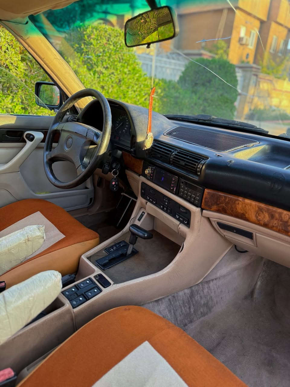 للبيع BMW 735i موديل 1991 (E32)
سيارة ألمانية كلاسيكية فخمة بحالة جيدة 

✅ هزة وسنوية جديدة – رقم بغداد إنكليزي
✅ محرك 6 سلندر سعة 3.5 لتر
✅ كير أوتوماتيك شرط جديد شديته مال حاوية  بـ800 دولار
✅ لون زيتوني مميز
✅ داخلية نظيفة ومرتبة
✅ تخم تايرات جديد
✅ فتحة سقف كهربائية
✅ جميع الكهربائيات شغالة
✅ منظومة ABS شغالة 100%
✅ وضعيات قيادة ECO / SPORT / MANUAL

📍 الموقع: بغداد – الأعظمية
📞 ***********

💰 السعر: 48

